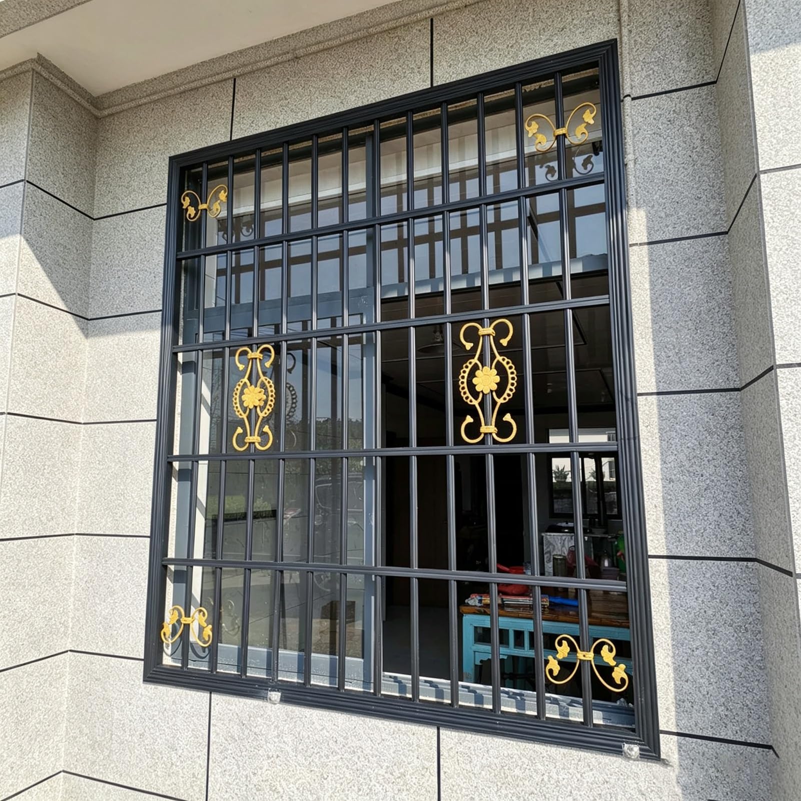 Barandilla de seguridad niños y reja decorativa dorada para ventanas