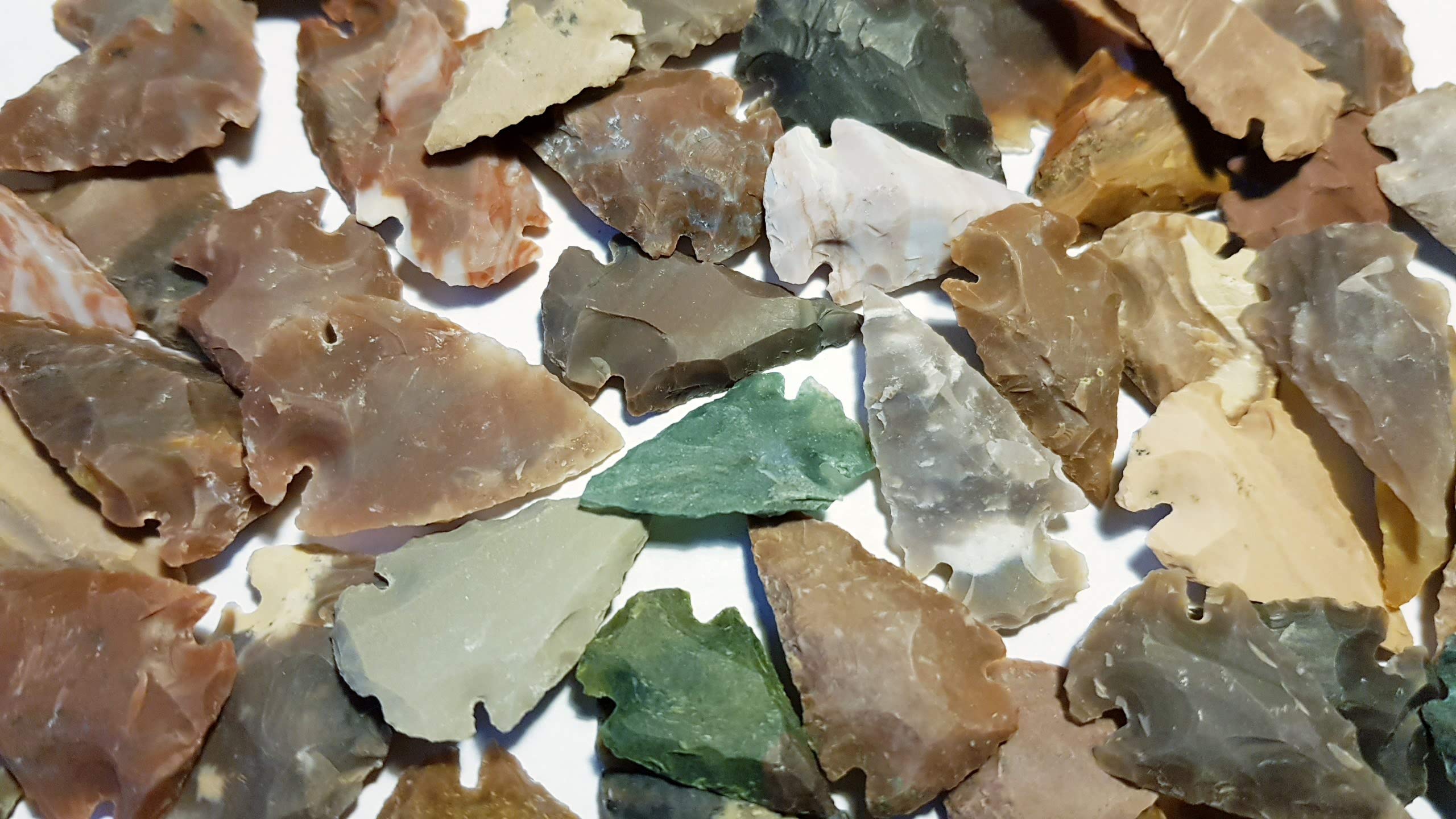 Unbekannt Lot de 100 petites pointes de flèches en jaspe et agate - 2,5 à 3,5 cm