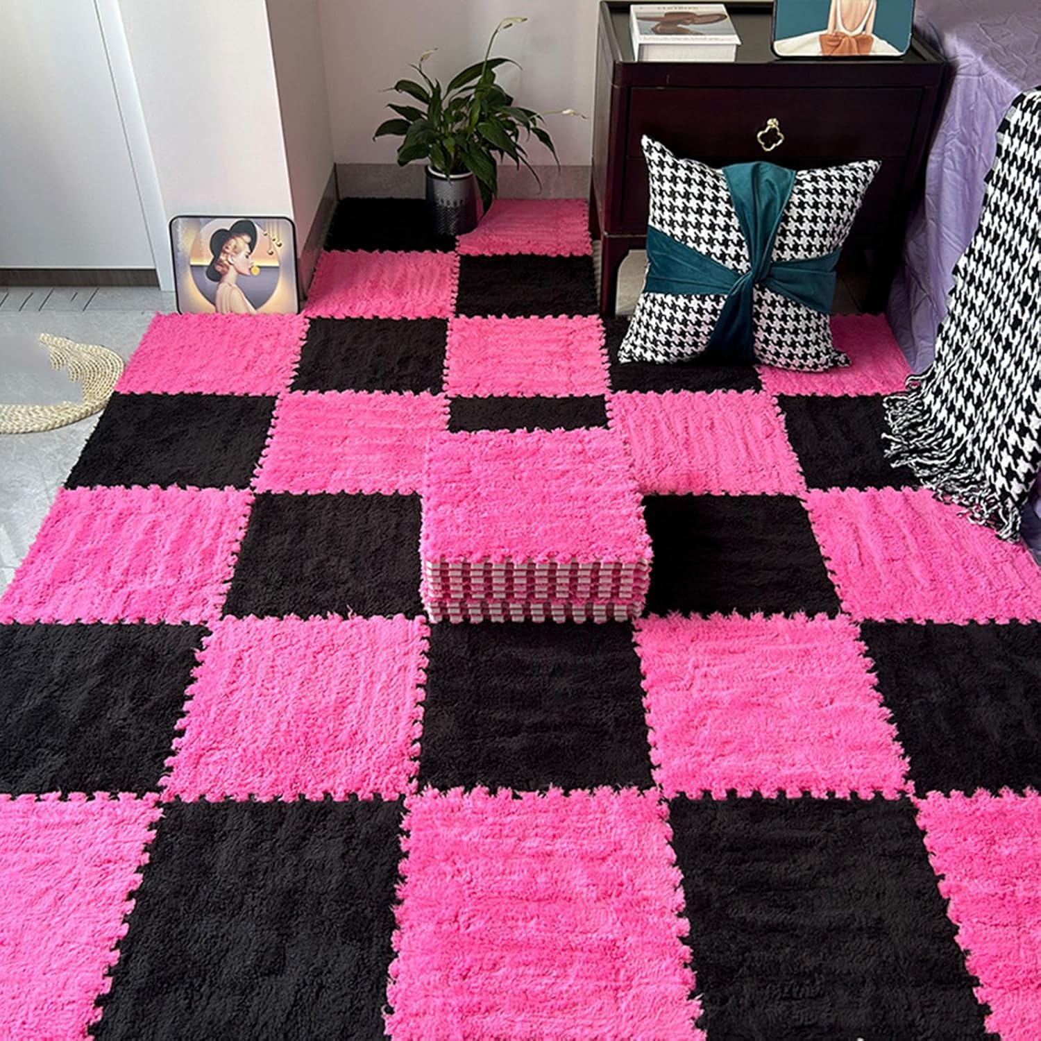 LNNNW Miękka Pluszowe maty puzzle 10 sztuk pluszowej pianki blokującej dywanik podłogowy, kwadratowe puzzle piankowe płytki dywanowe do pokoju, salonu, sypialni(Rose Red+Black)