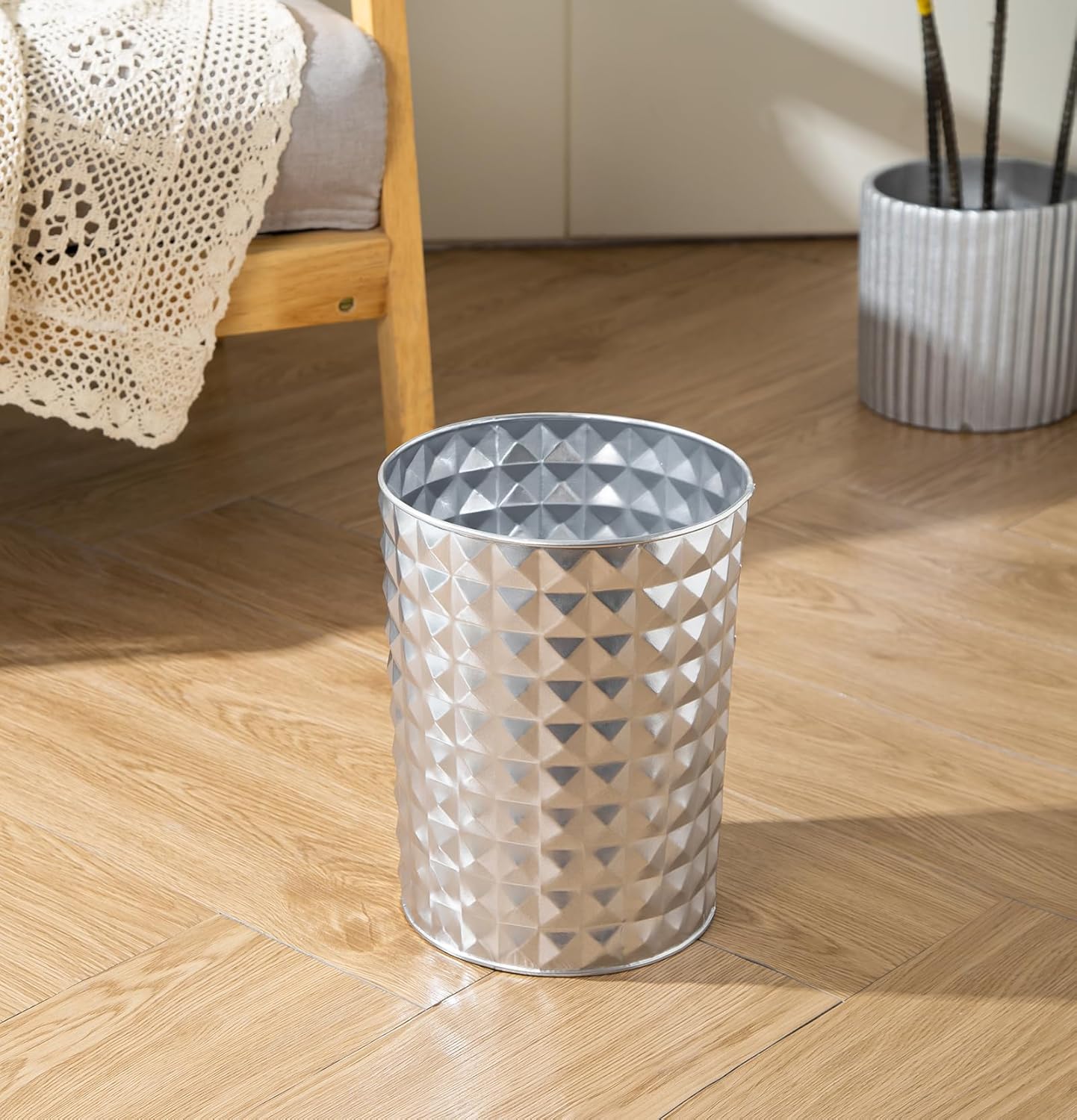 Venalys Small Round Metal Trash Can Wastebasket, Decorative Diamond Pattern Garbage Can Waste Paper Bin, Modern Farmhouse Round Trash Bin for Bathroom, Bedroom, Kitchen and Office (Silver)