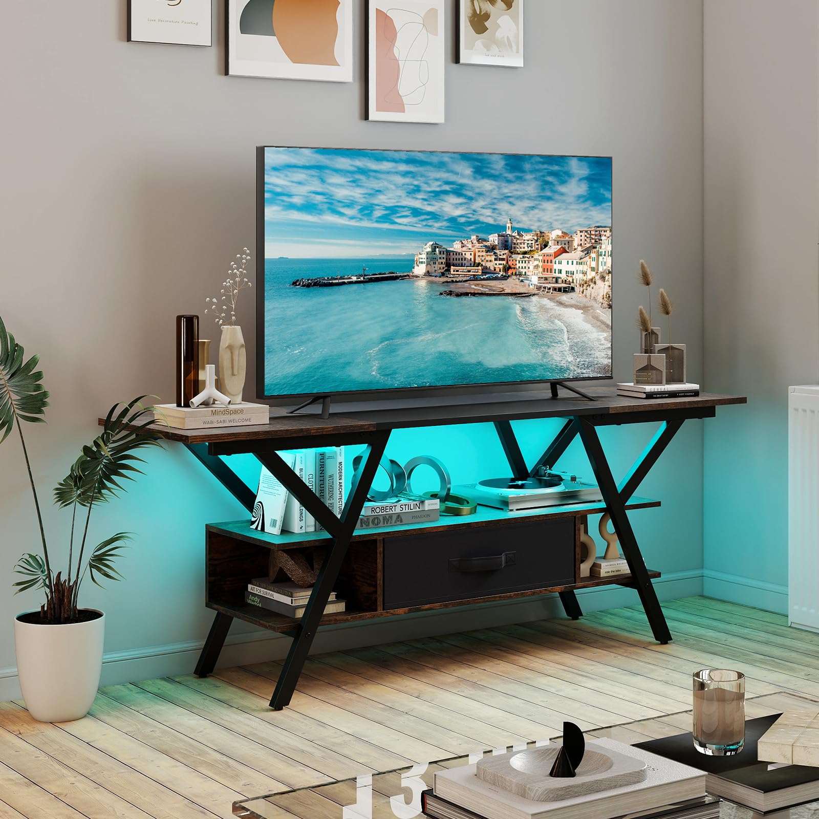 GIANTEX Mueble de TV con Iluminación LED Ajustables, Mando a Distancia, Estación de Carga, para Televisor hasta 65 Pulgadas, Soporte de TV con Cajón de Tela y Estantes Abiertos, 140x40x54cm (Marrón)