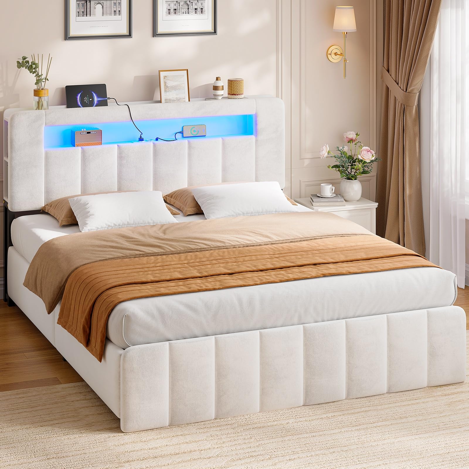 AOGLLATI Lit Coffre 140x190 avec Multiprise Intégrée | Lit 140x190 avec Sommier,Rangement Hydraulique,Éclairage LED,Capitonné en Velours Beige,2 Étagères, 4 Niches Ouvertes
