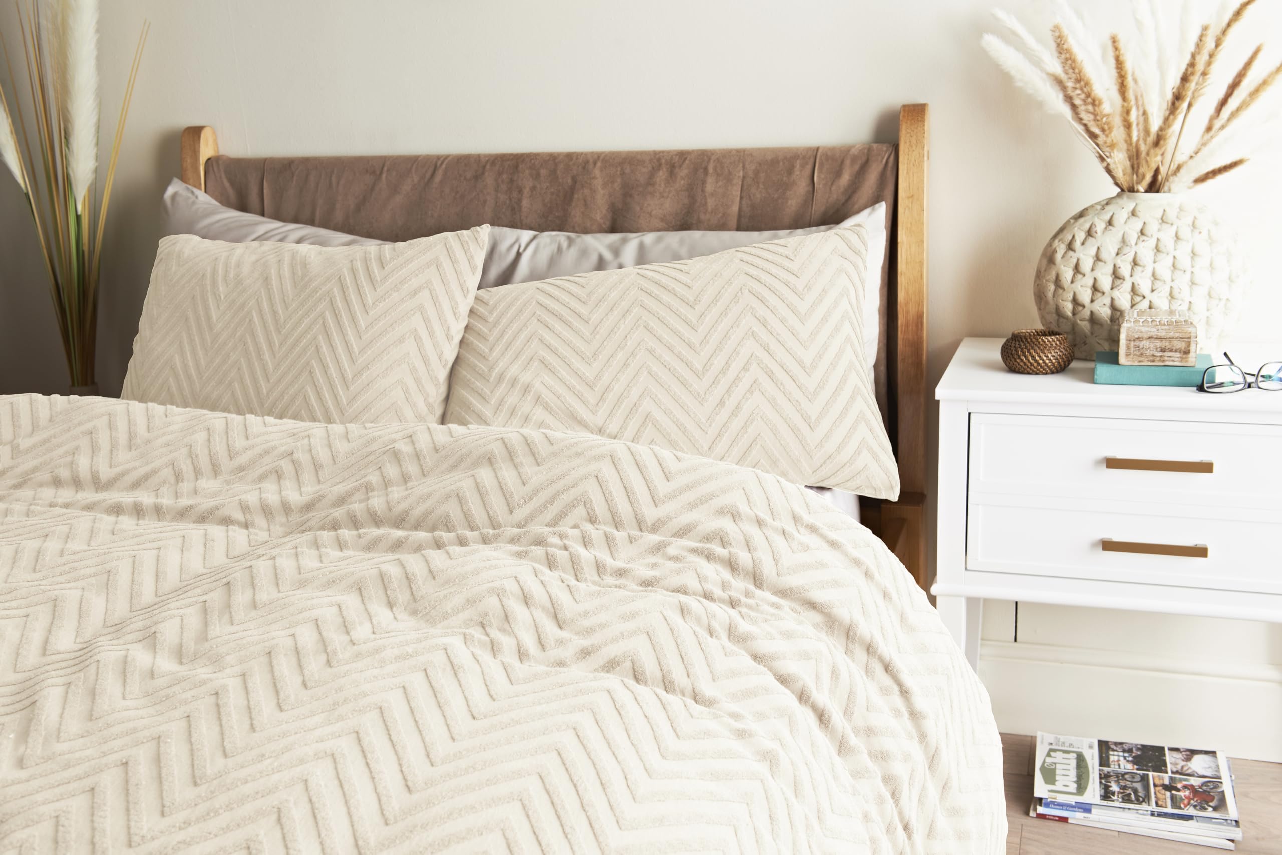CosmoLiving by Cosmopolitan Cosmo Living Tufted Chevron Duvet Cover Set - King Cotton Rich, Easy Care and Machine Washable Duvet Quilt Bedding Set with Matching Pillowcases - King Size - Ivory