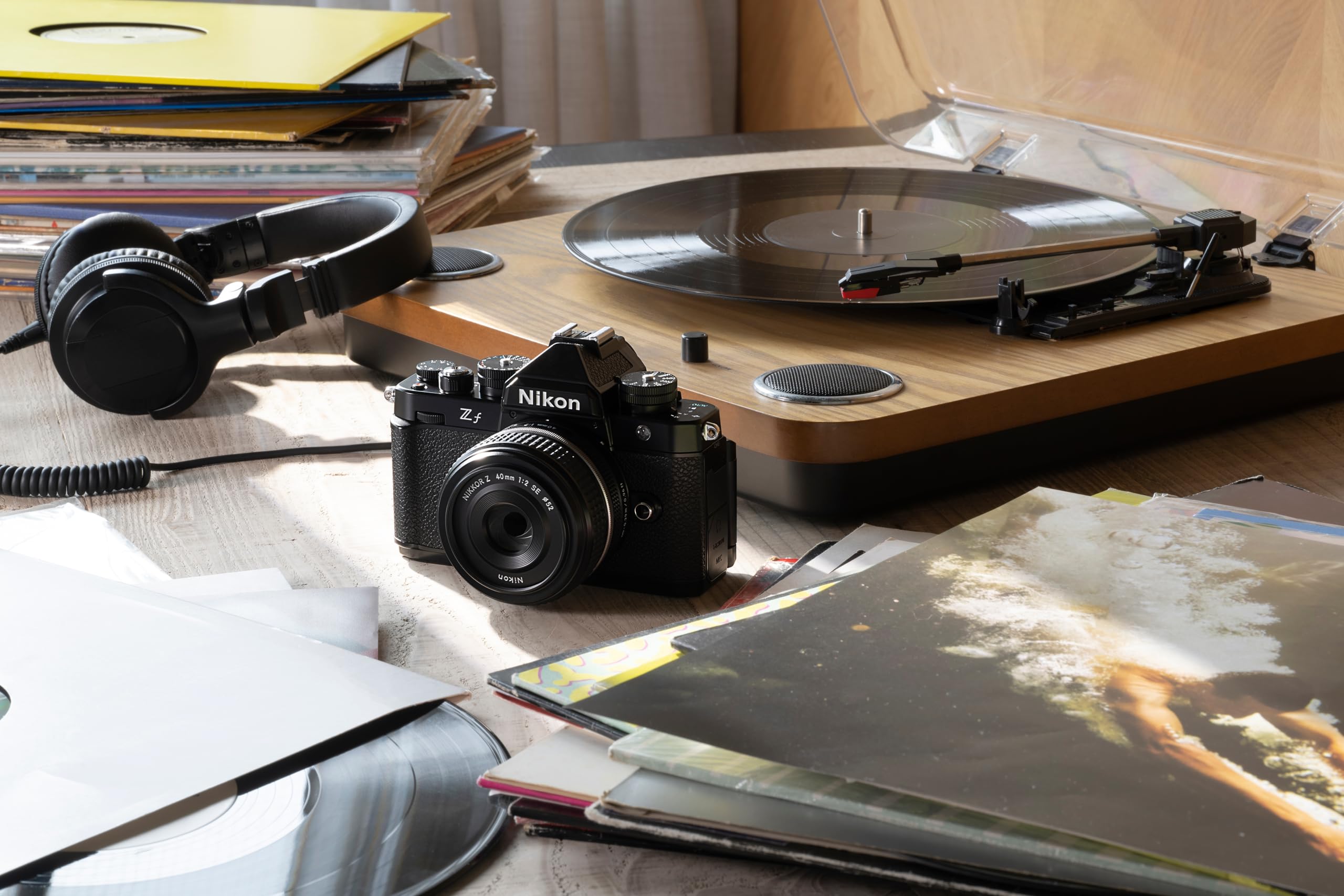 Nikon Zf + 24-70mm f/4 S + SDXC 128GB, Fotocamera Mirrorless, Full Frame, 24,5 MP, Monitor Angolazione Variabile [Nital V.I.P.: 6 anni di garanzia]
