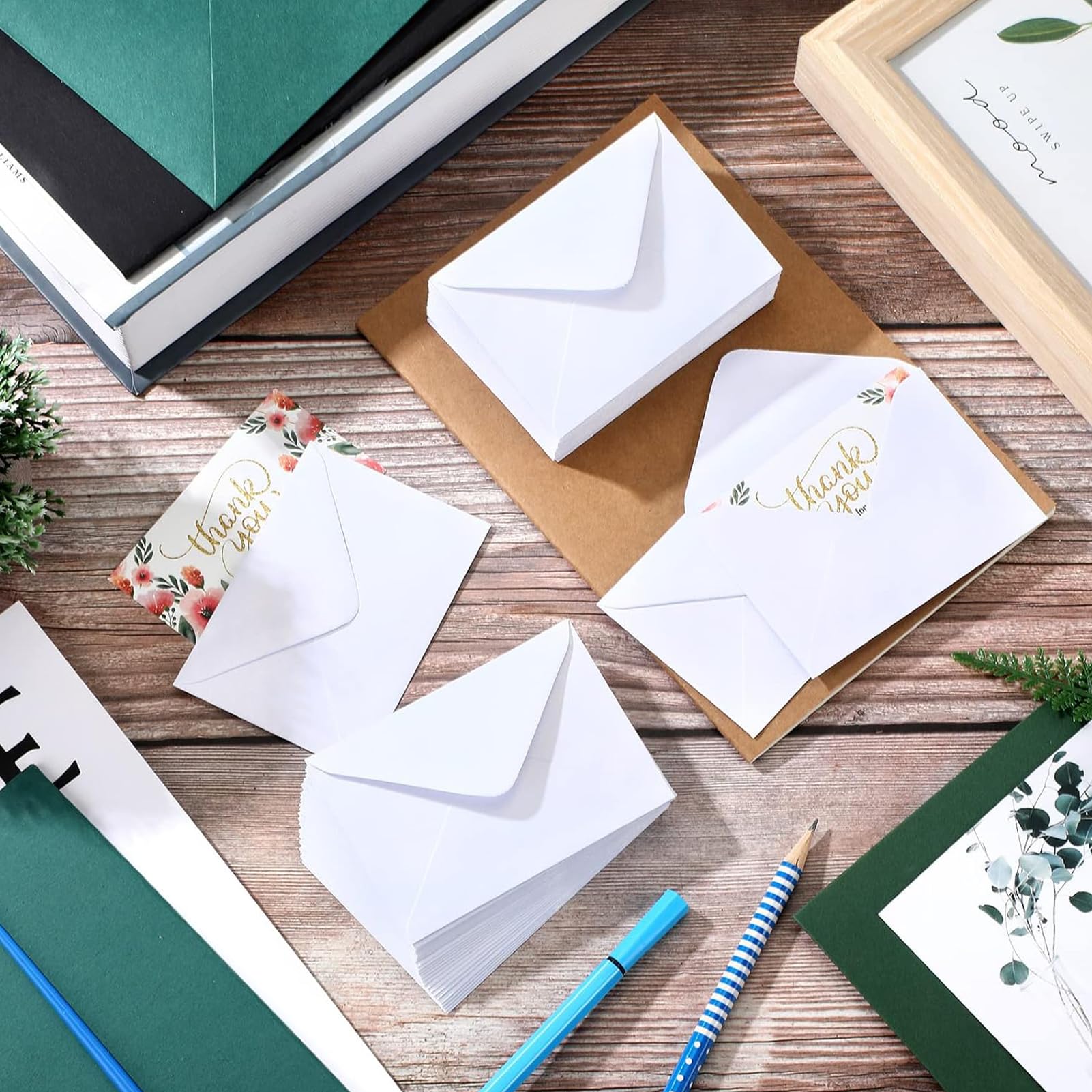 PALUDO 100 szt. Koperty z Papieru Typu Kraft 13,5 x 18,5 cm - 130 g/m² Klejeniem na Mokro Koperty ze Spiczastą Klapką, Koperty z Recyklingu na Kartki Okolicznościowe Zaproszenia Urodzinowe, Białe
