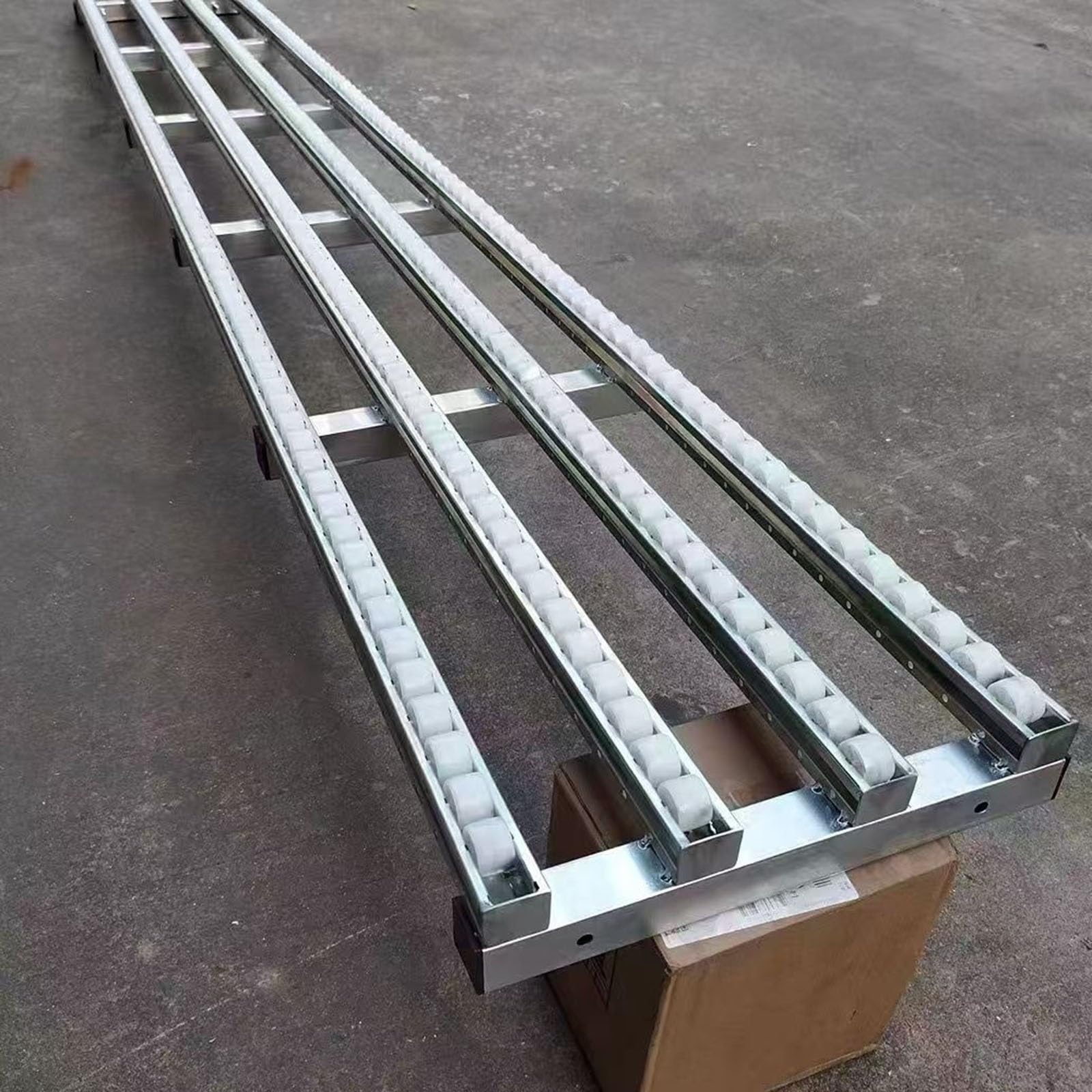 Regulowana wysokość stojak rolkowy ze stali nierdzewnej 600 mm niezasilany pas transportowy 400-500 mm rama podajnika wytrzymała 50 cm szerokość 4,9 m długość