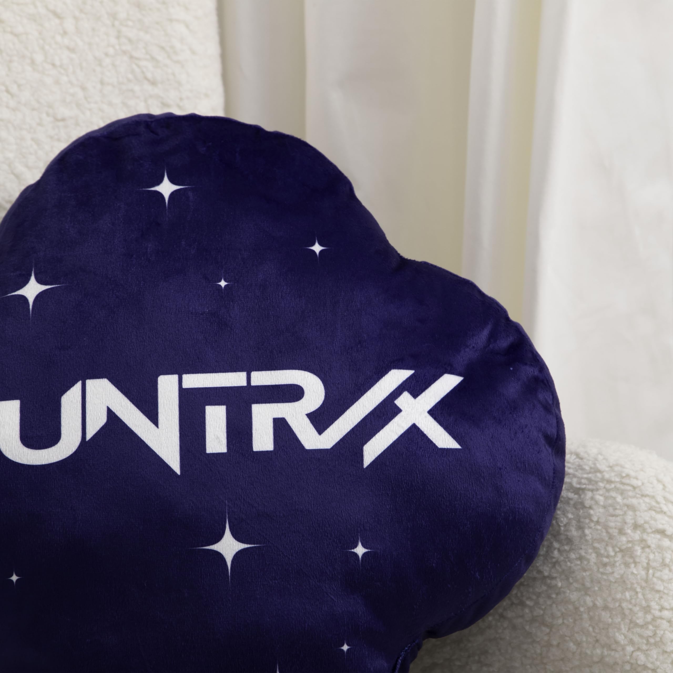 Cuscino sagomato con licenza ufficiale K-Pop Demon Hunters | Design Huntrix lampeggiante | Emblema che si illumina al buio | Perfetto per l'arredamento della camera da letto o del soggiorno 40 x 40 cm