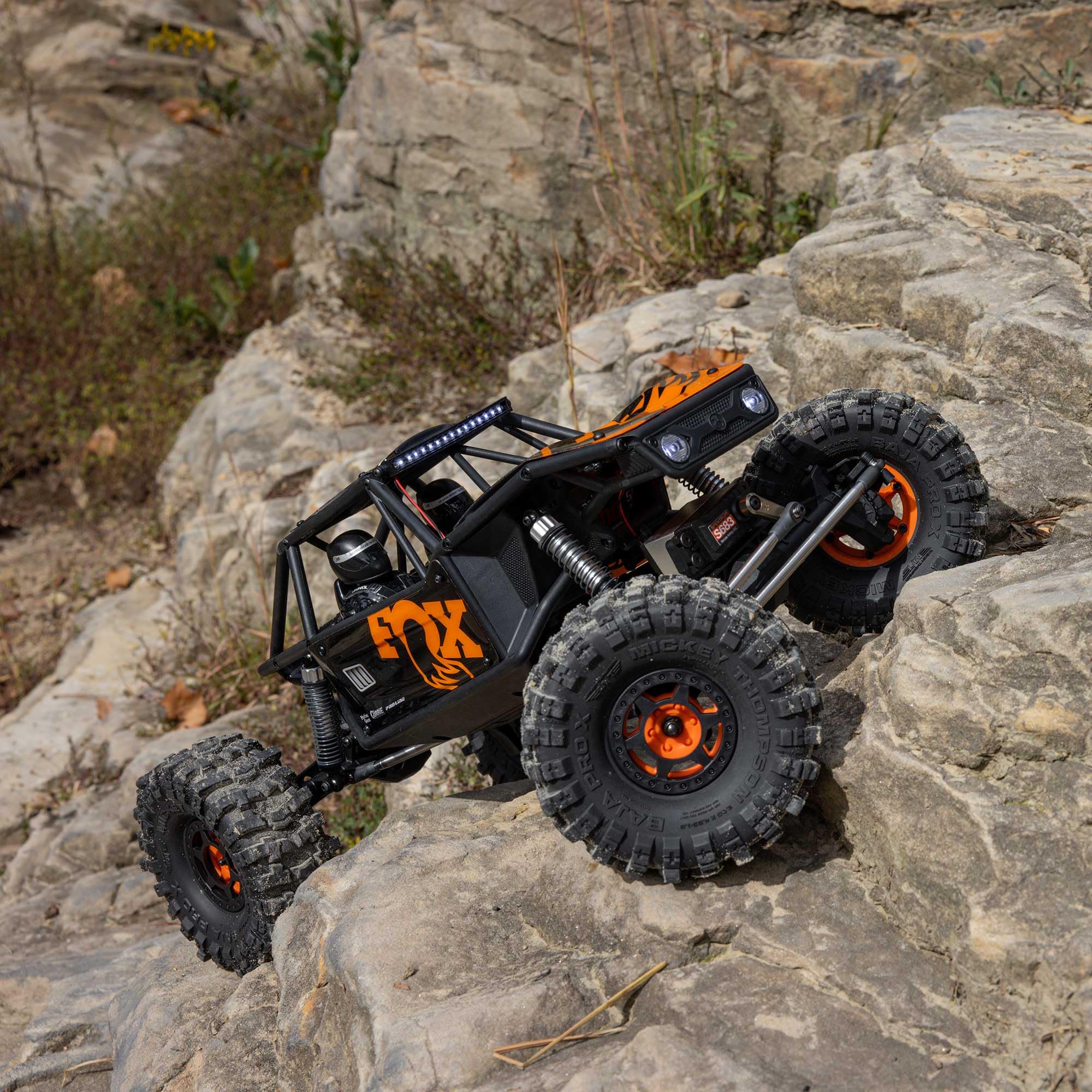 Axial 1:10 UTB10 Capra 1.9 4WS 4x4 Ready to Run Rock Crawler - Coche Todoterreno teledirigido, Motor de Cepillo, sin batería ni Cargador, Color Naranja