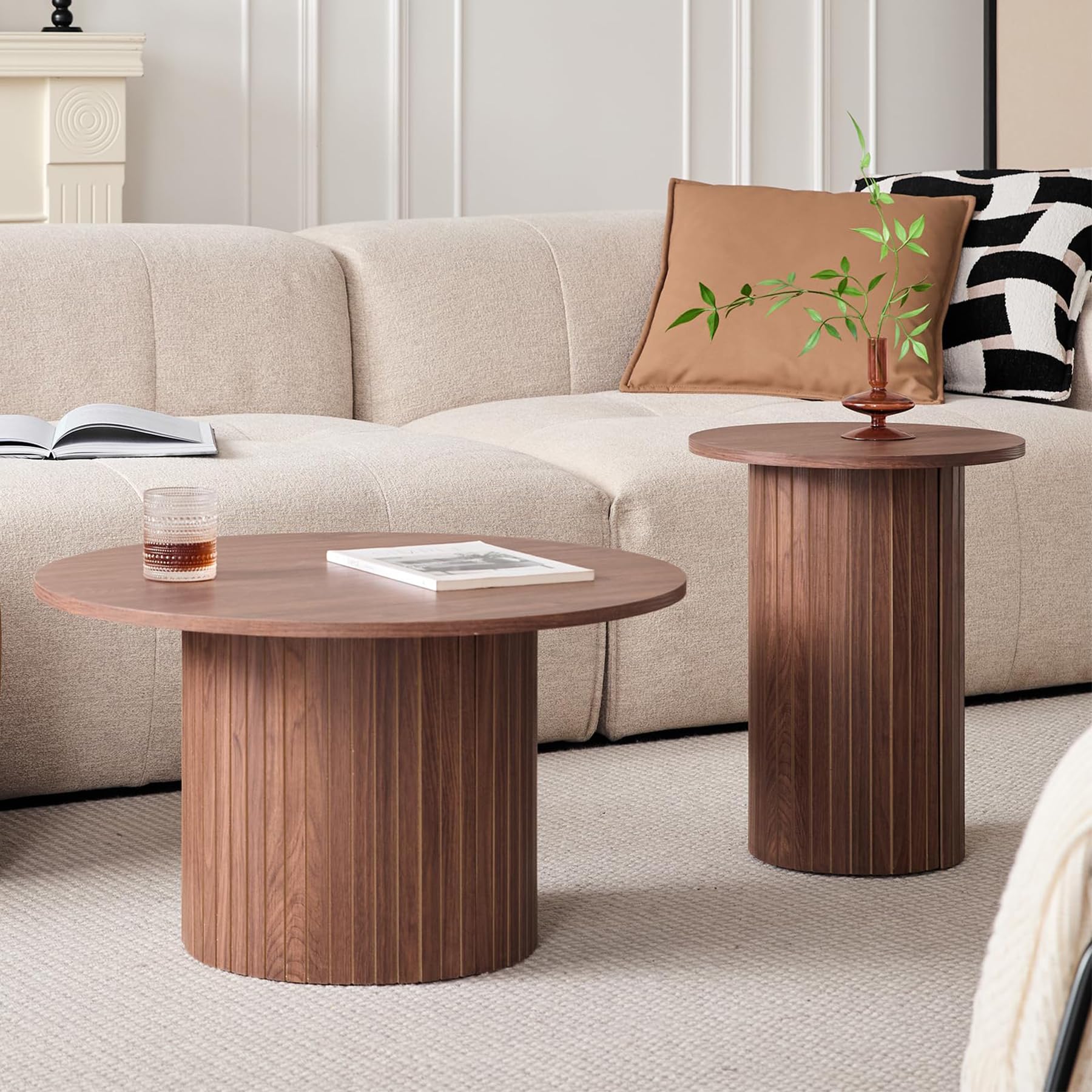 Set di 2 Tavolini da Caffè Rotondi Impilabili con Base Cilindrica; Tavolino Moderno con Piano in MDF e Base a Doghe in Legno (Noce/Vinatura legno)