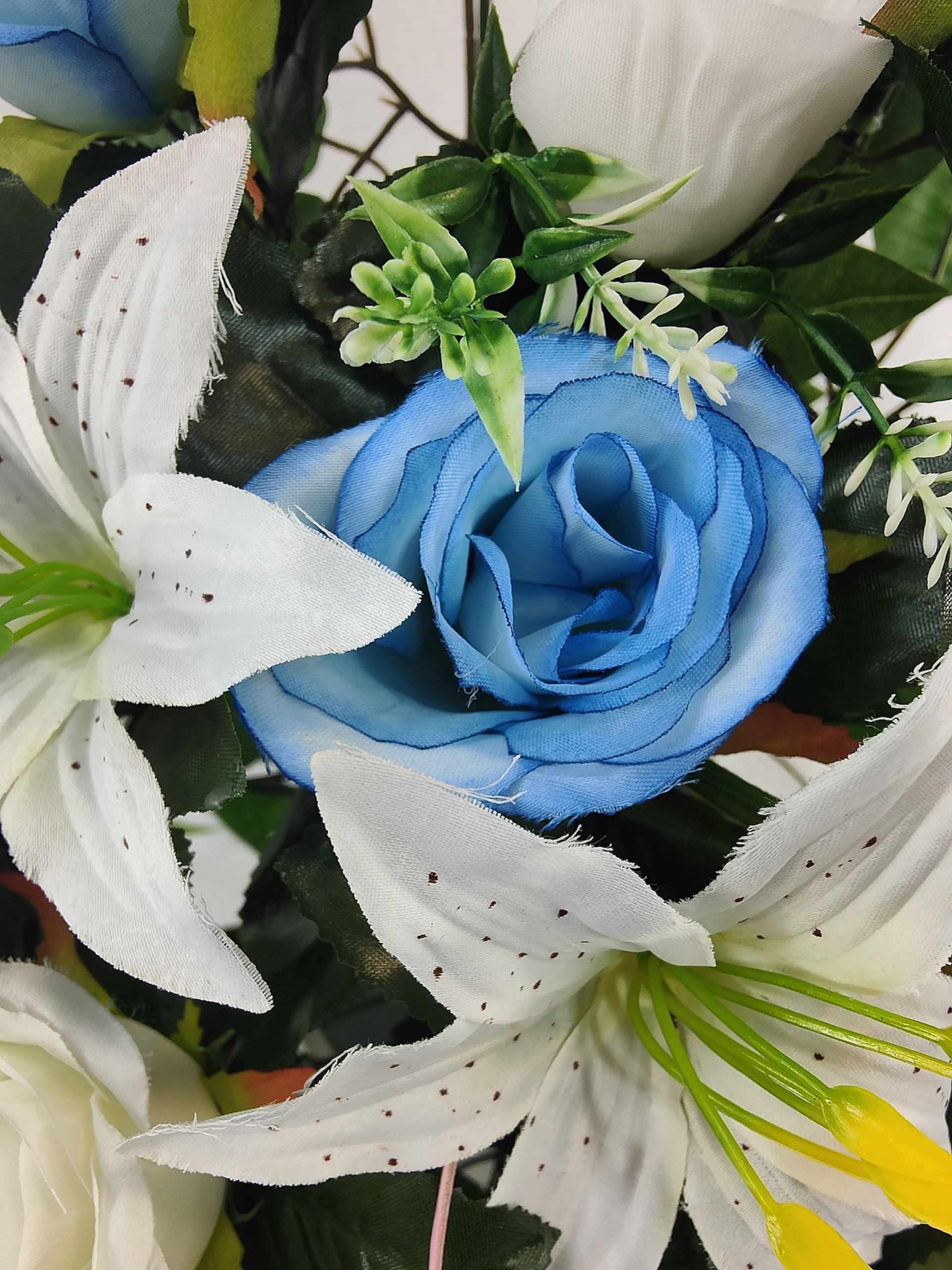 DRW Centre de Fleurs artificielles Cimetière, Saints, Anniversaires Roses Bleues et Blanches et liliums 50 cm Largeur x 55 cm Hauteur x 25 cm Profondeur (Approx)