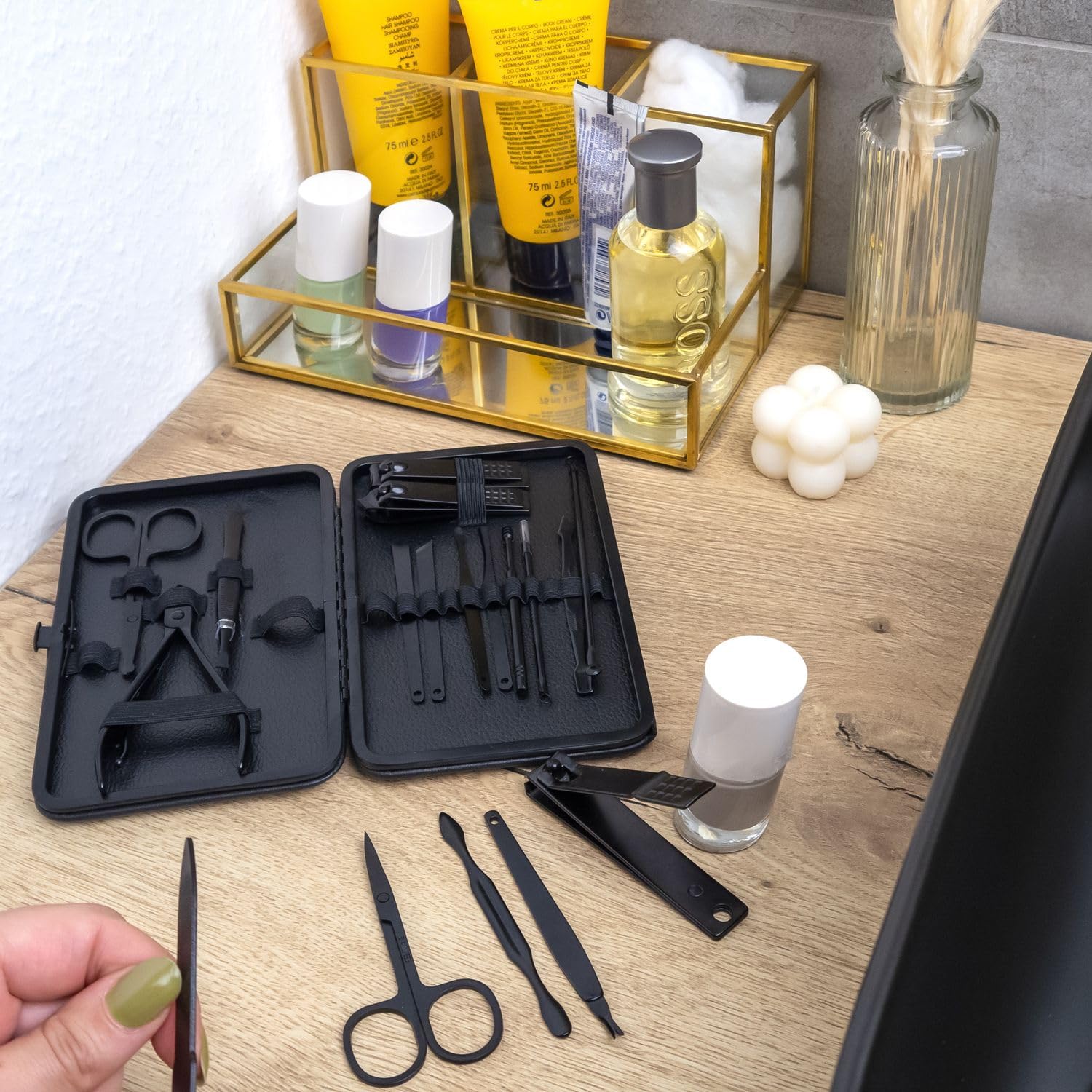 Intirilife 18-częściowy zestaw do manicure ze stali nierdzewnej w kolorze czarnym z etui do przechowywania -narzędzie do pielęgnacji paznokci obcinacz do paznokci nożyczki pilnik pęseta i wiele więcej