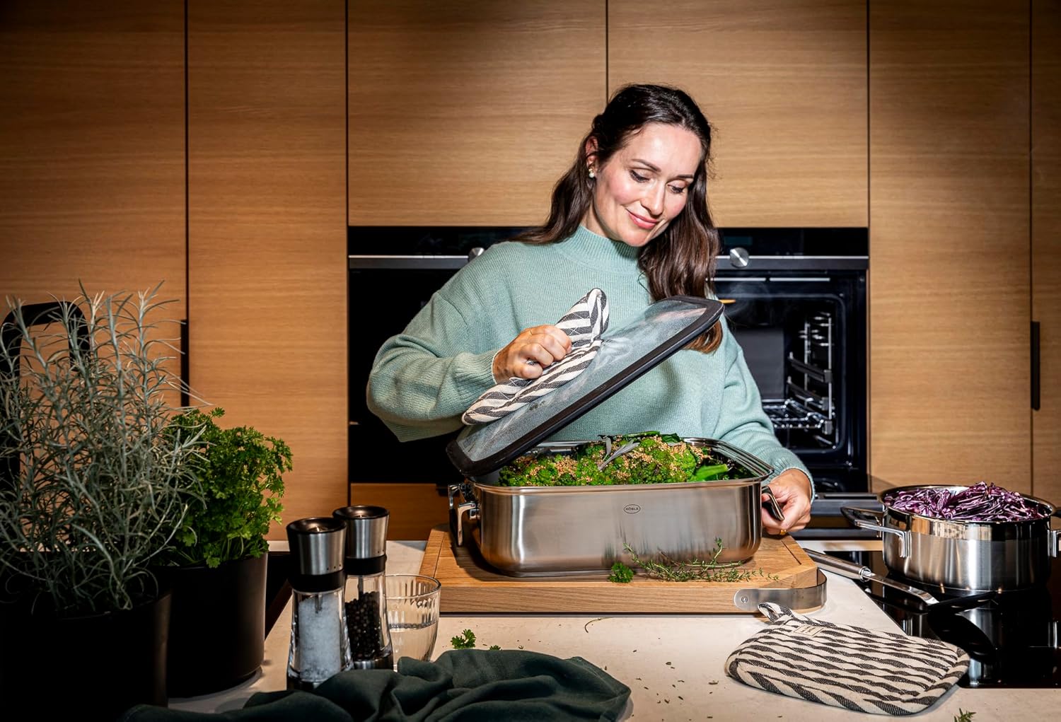 RÖSLE Silence Pro Rectangular Roasting Dish with Glass Lid, 18/10 Stainless Steel, Oven, Suitable for Induction Cookers, Dishwasher Safe, Silver