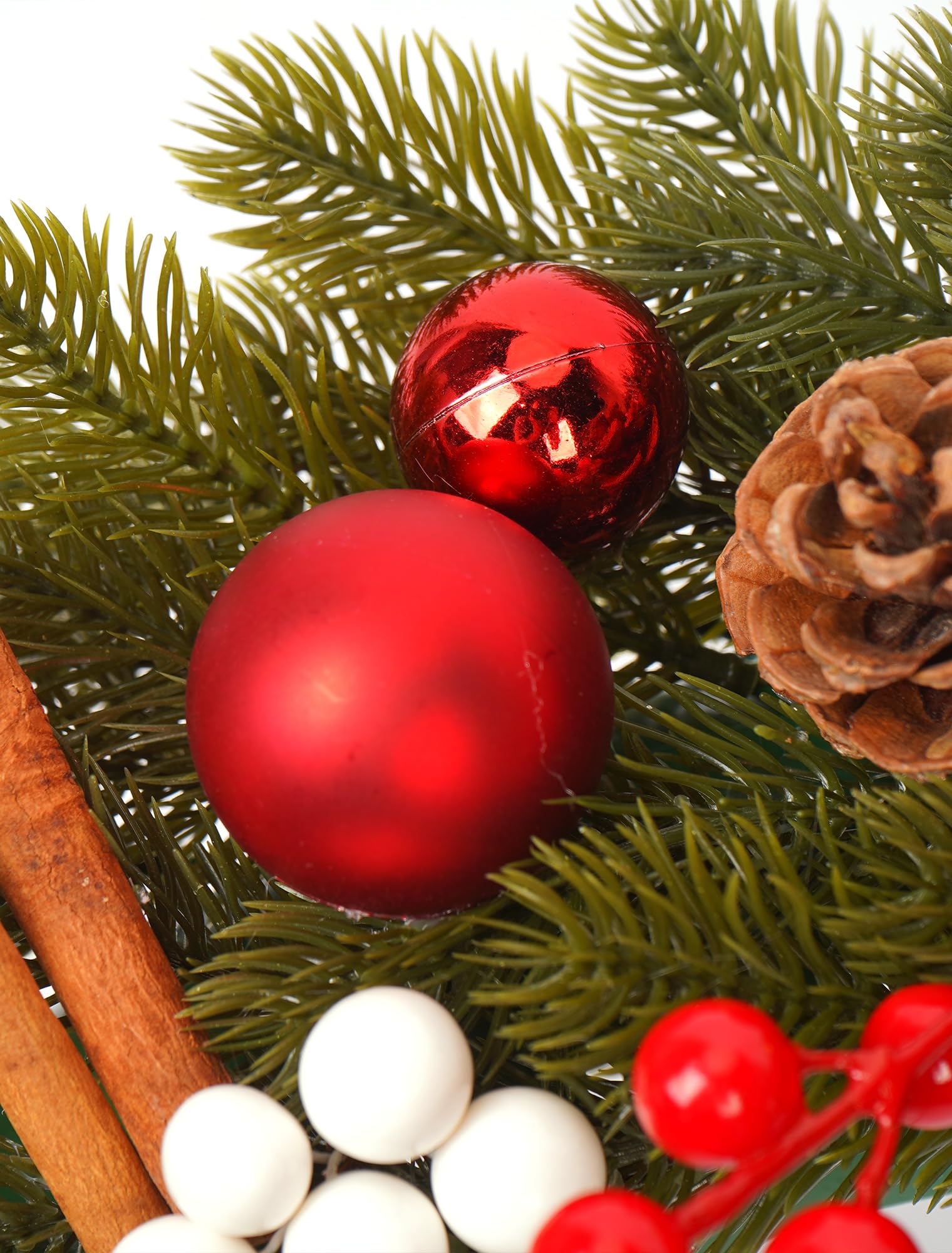 Türkranz Weihnachten 40cm, Adventskranz Künstlich, Weihnachtskranz Haustür mit Haken aus Metall, Weihnachtstürkranz mit Weihnachtskugeln Weihnachtsdeko, Hängekranz aus PVC für Innen und Außen