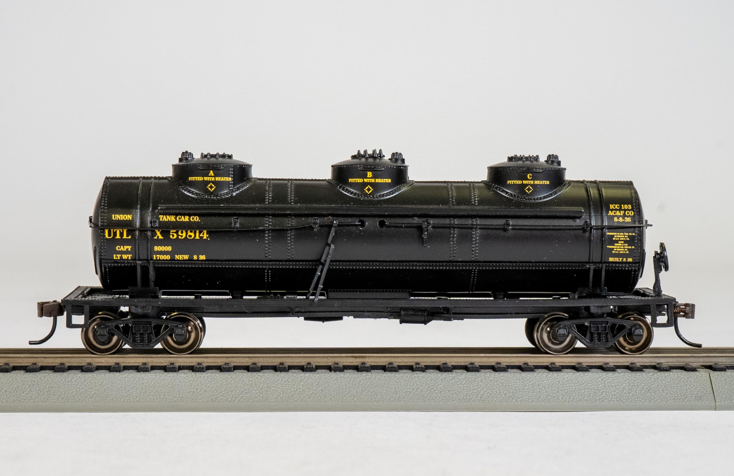 Bachmann Trains - 40' Three-Dome Tank Car - UTLX #59814 - HO Scale
