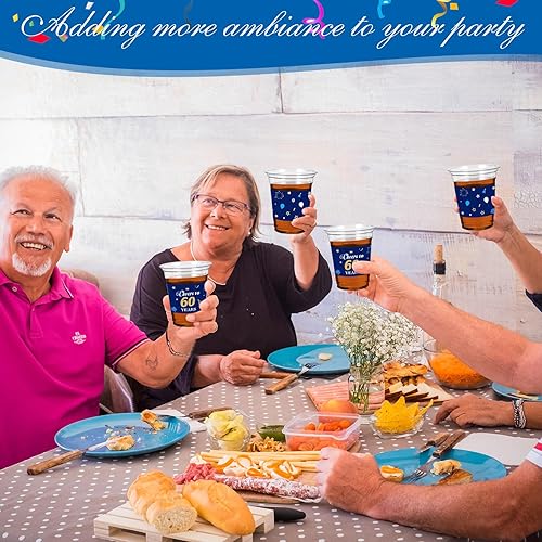 Miniatura 5 de Paquete de 100 vasos de plástico desechables con texto en inglés "Cheers To 60 años", vasos de 12 onzas para fiestas en estadios, vasos azules y