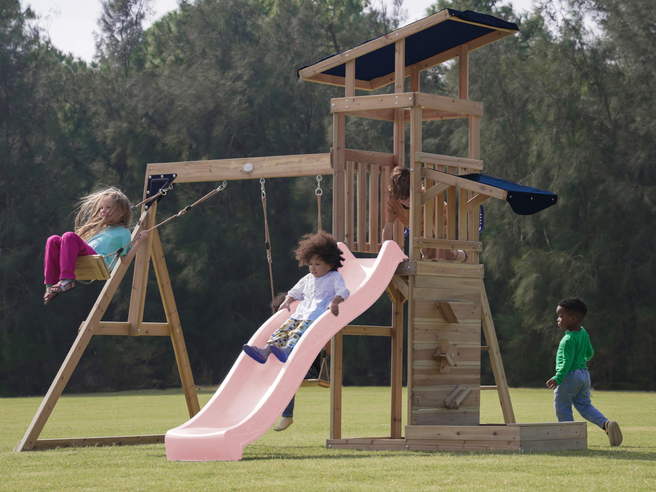 AXI Malik Spielturm aus Holz mit 2 Schaukeln | XXL Spielhaus/Spielplatz für Kinder mit Sandkasten, Spielwand & Rutsche in Pastellrosa | Schaukelgerüst für den Garten