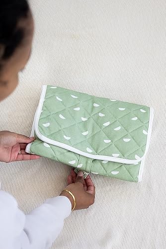 Miniatura 7 de Pearhead Cambiador de pañales para bebé, lavable y portátil, cambiador de pañales para recién nacidos y bebés, bolsa de pañales esencial, verde