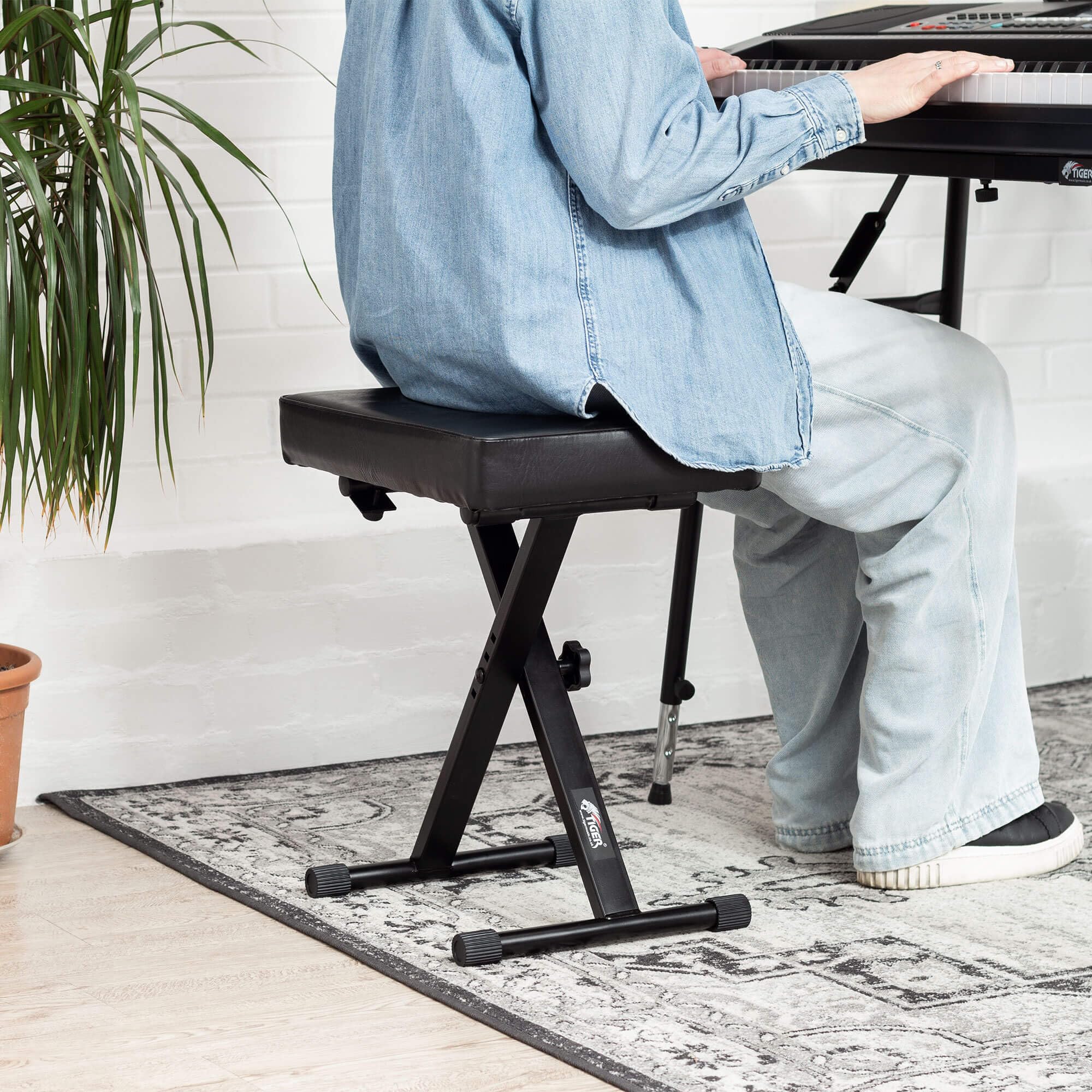 Tiger PST5-BK - Sgabello regolabile per pianoforte, con 4 impostazioni di altezza (43-53 cm), seduta imbottita 42 x 31 cm, design con telaio a X, pieghevole, piedini gommati, colore nero