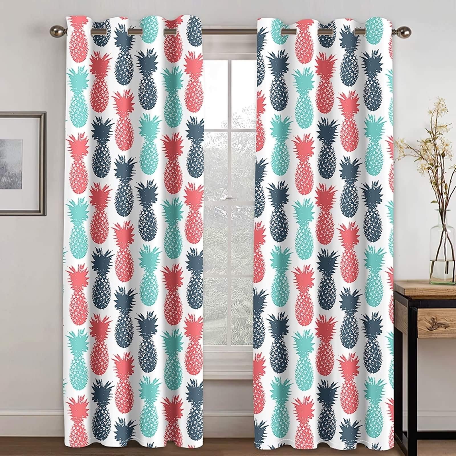 Rideaux occultants ananas rouge bleu pour créer une ambiance cosy au salon