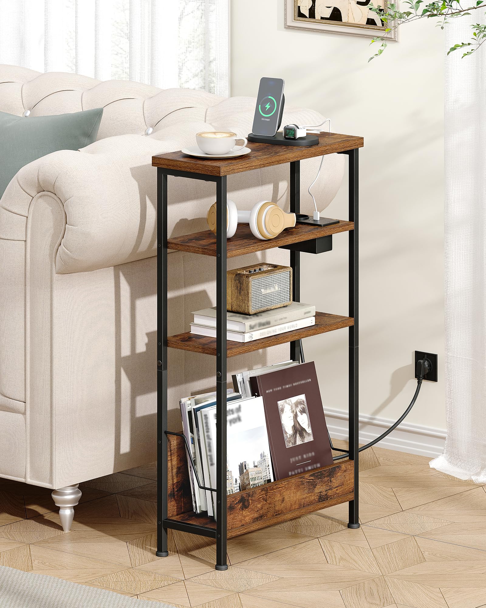 Hzuaneri Table d'Appoint Fine, Bout de Canape à 4 Niveaux avec Porte-revues et Prise de Recharge, Table d'Appoint Adaptée aux Salons, Chambres et Bureaux, Marron Rustique ET40001BEU
