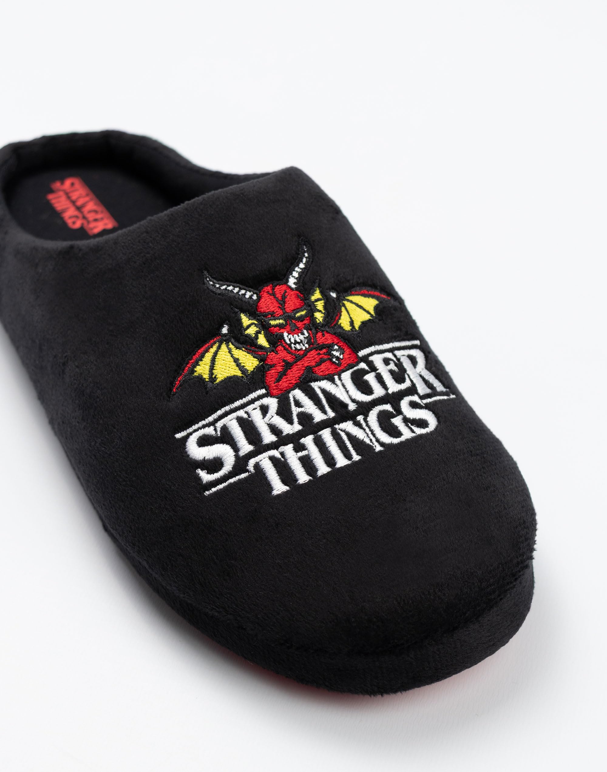 Stranger Things Kapcie unisex z czarnym logo | obuwie do wylegiwania się w pomieszczeniach z motywem programu telewizyjnego | wygodne kapcie do relaksu w domu