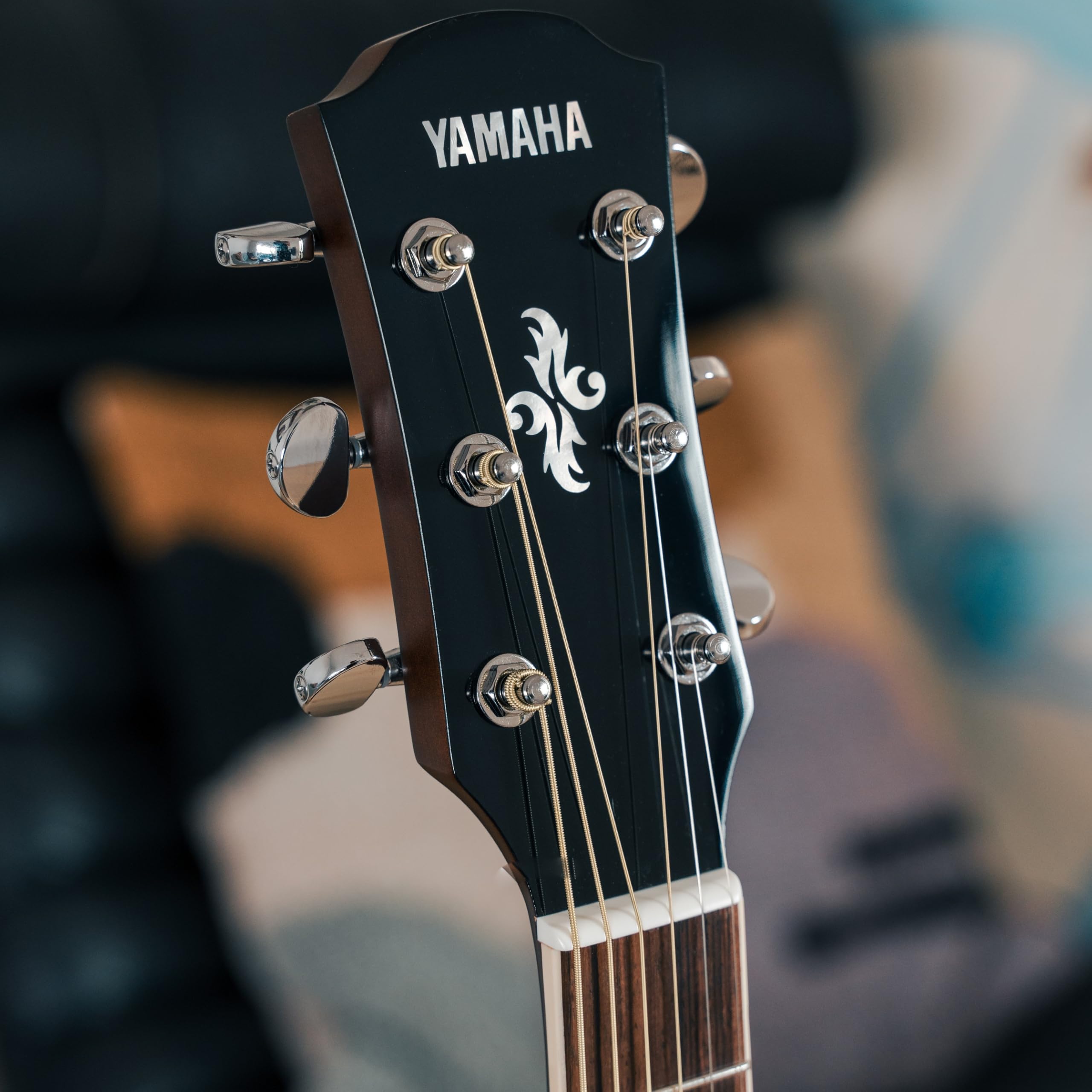 YAMAHA APX600 Elektroakustik-Gitarre – Schlanker Thinline-Korpus, 25" Mensur, System65 Tonabnehmer, 3-Band EQ, Integriertes Stimmgerät, Ovales Schallloch – Vintage White