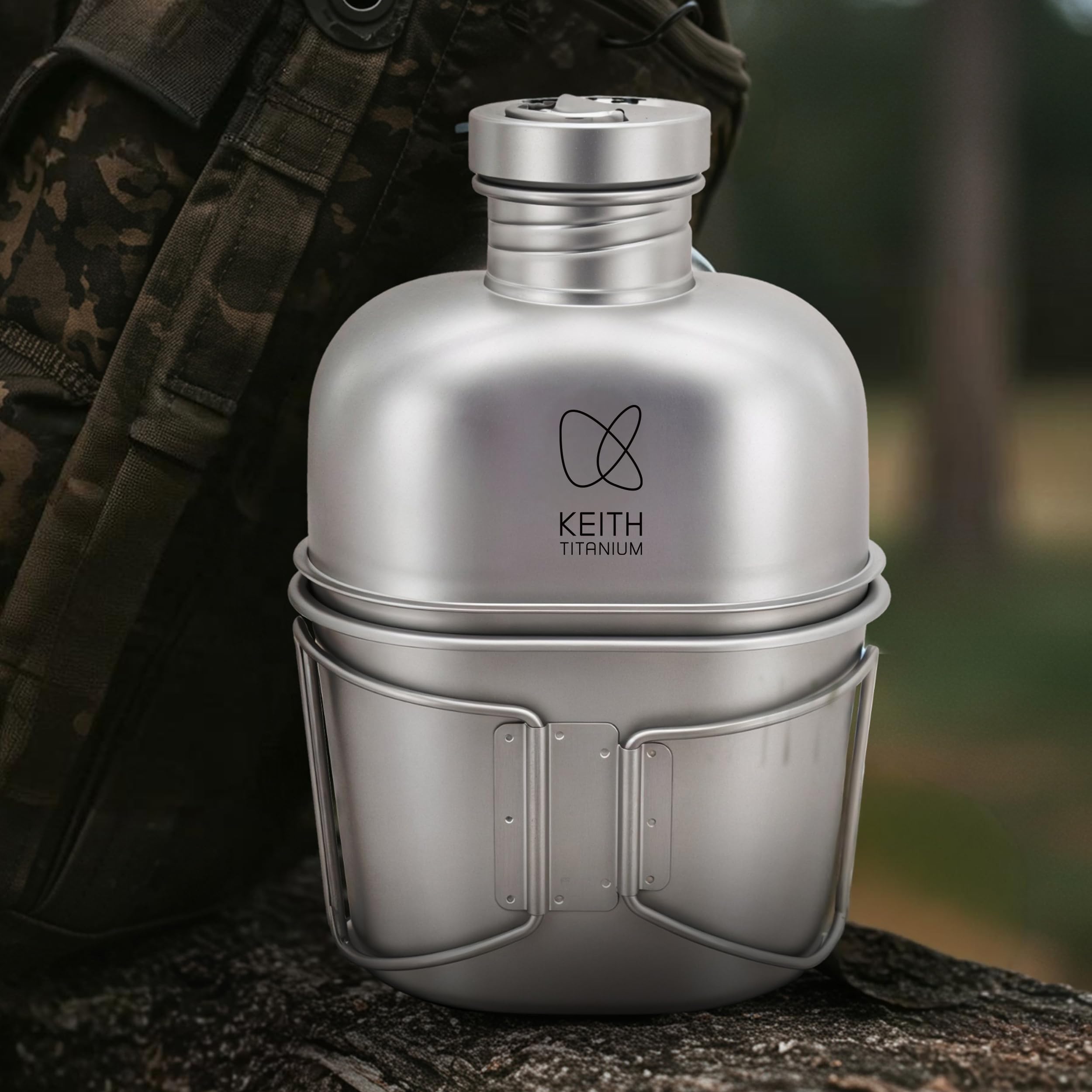 Keith Titanium Cantine Militaire avec Sac Camouflage, Ti3060, Durable, Bouteille 1100 ml + Tasse 700 ml avec Couvercle et Poignées Pliables, Parfait pour Randonnée, Camping et Activités en Plein Air