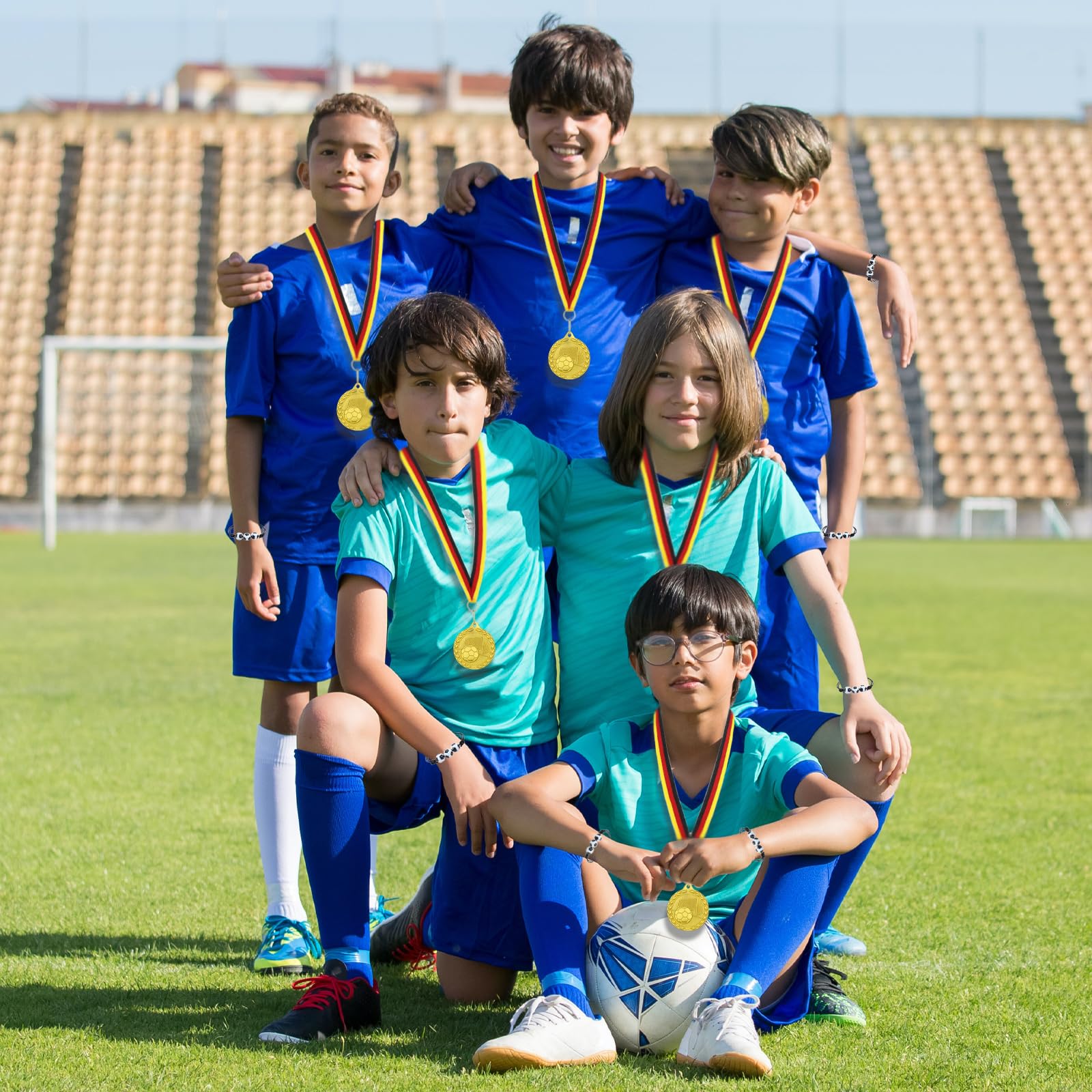 Medallas de Fútbol de 12 piezas, Pulseras de Fútbol de 12 piezas Regalos de Fiesta de Fútbol para Niños Regalos de Cumpleaños para Niños Niñas Regalo de Cumpleaños Accesorios de Fiesta de Cumpleaños