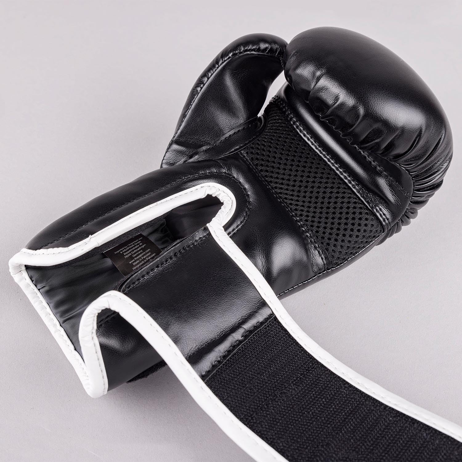 8 WEAPONS Boxhandschuhe Kinder, Unlimited 2.0, Schwarz-weiß, Kinder Boxhandschuhe, Kunstleder, Perfekte Dämpfung für optimalen Schutz, Handschuhe für Muay Thai, K1, Boxen, MMA & Kickboxen