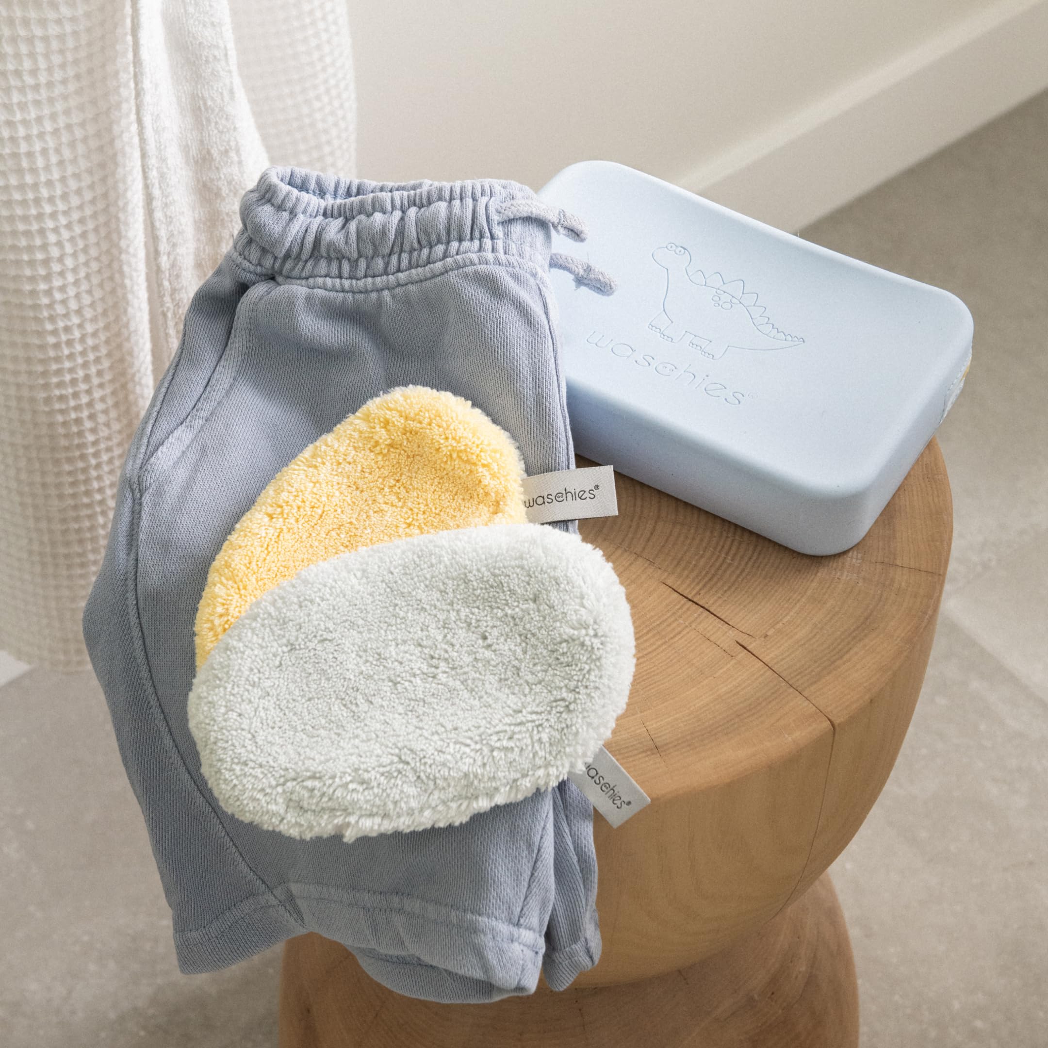 waschies "Travel Set Kids" nachhaltige & wasserabweisende Aufbewahrungstasche inkl. wiederverwendbarer Waschpads für Unterwegs, waschbar, Reise- und Geschenkset (Pastel Yellow)