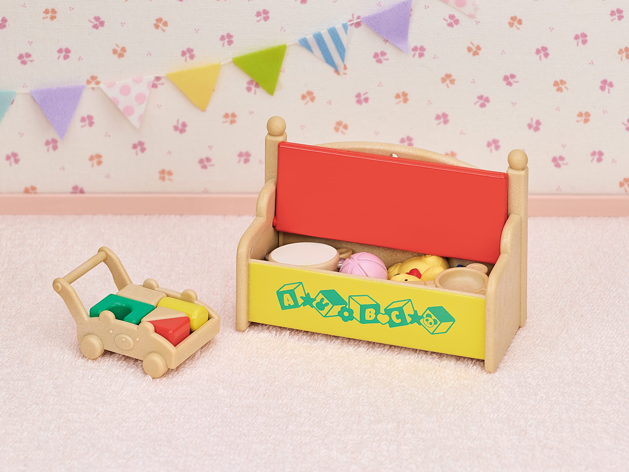Sylvanian Families - Le coffre à jouets des bébés - 2 figurines et 15 accessoires - Plongez dans l'univers de la famille Sylvanian - Figurines miniatures - Jouet enfant 3 ans et + - 5709