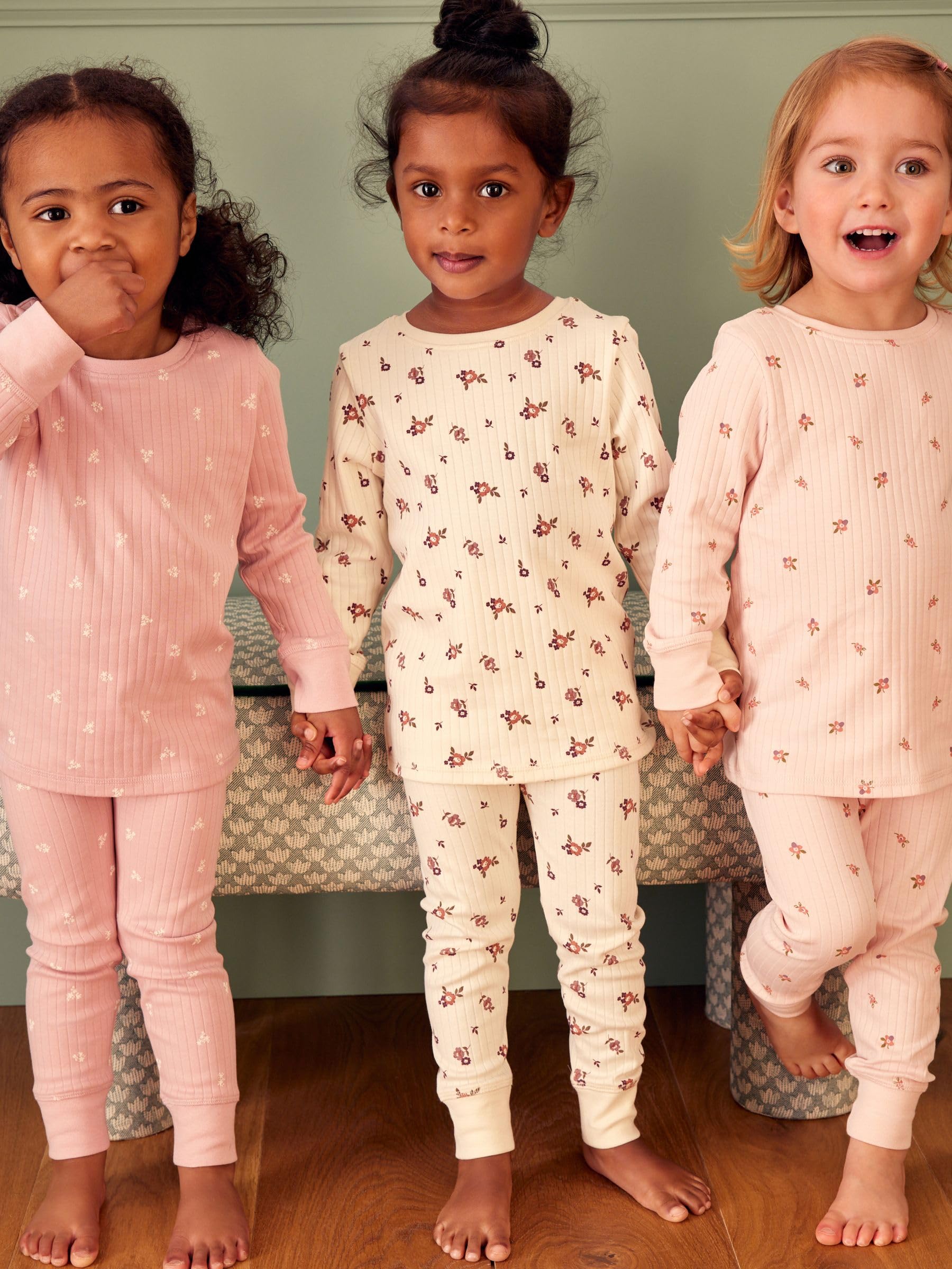NEXT Ragazza Confezione da 3 Pigiami Comodi a Fiori | Bambino, Includono una maglia girocollo a maniche lunghe e pantaloni con una comoda vita elasticizzata