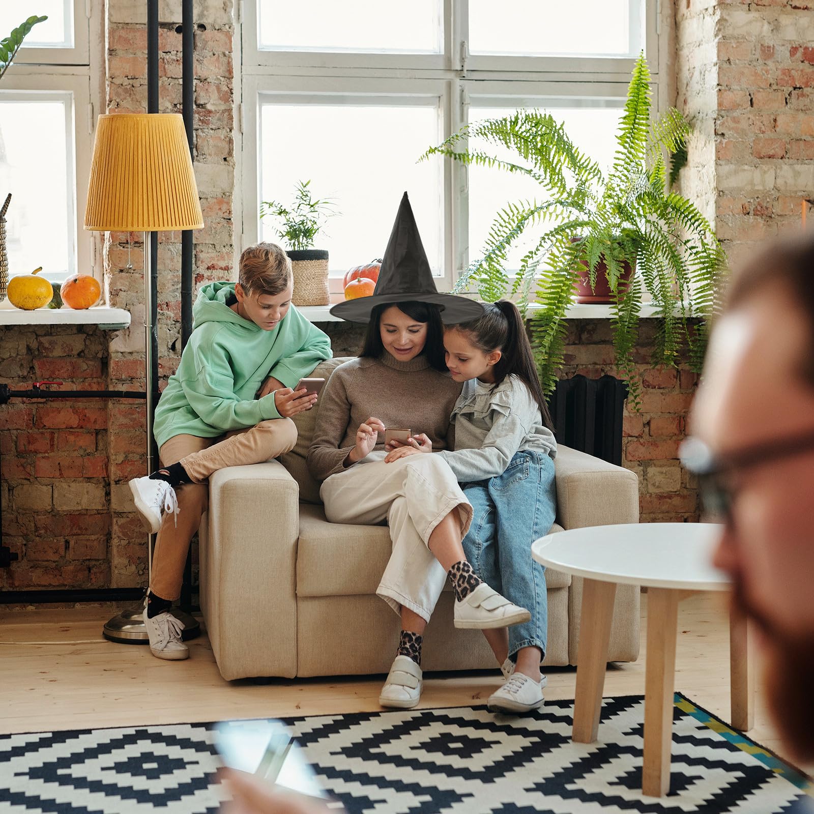 Abaodam 24 Stück Halloween Hexenhut aus Stoff und Stahl Draht Robuster und Bequemer Hexenhut für Cosplay Aktivitäten und Festliche Dekoration zu Halloween