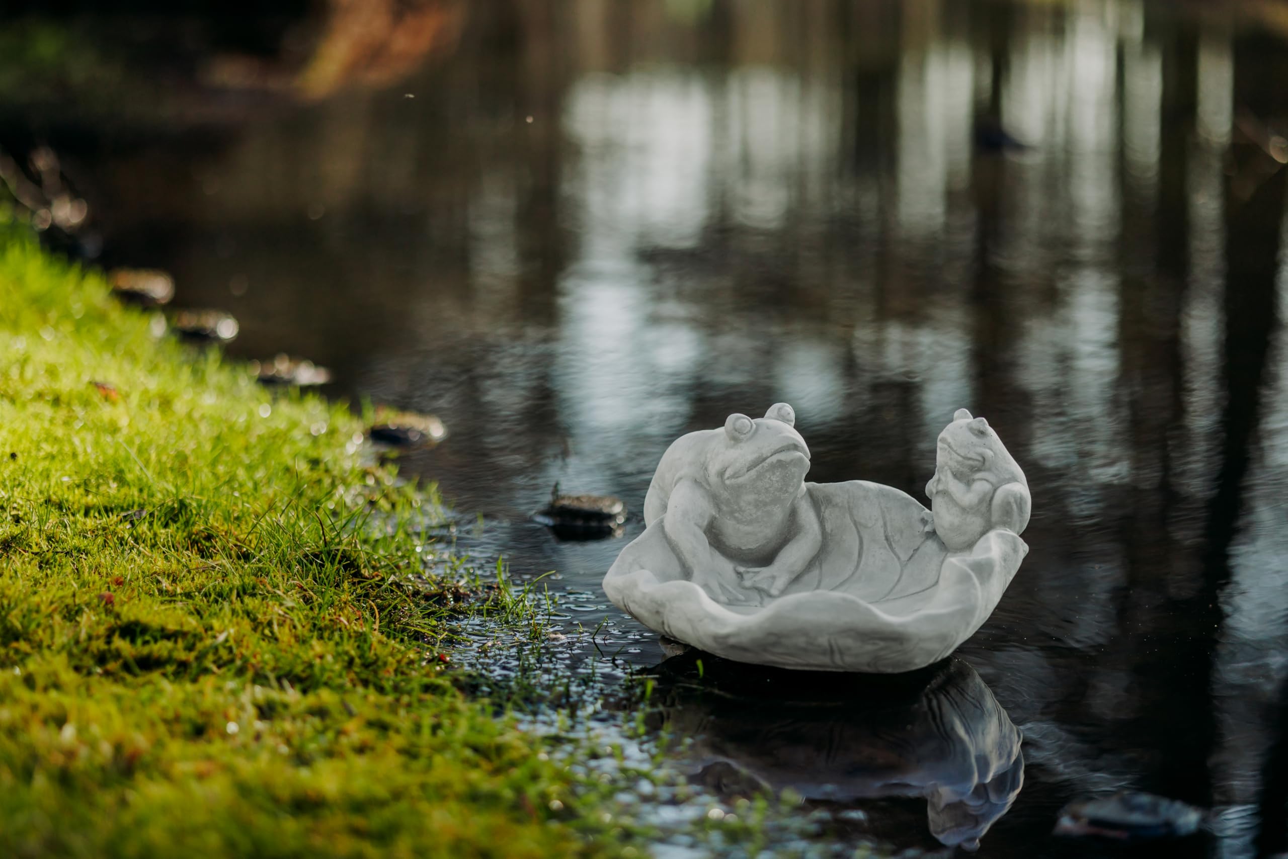 gartendekoparadies.de Decorazione da giardino Abbeveratoio per uccelli con rane, 16 x 30 x 29 cm, 8 kg, grigio, 0,5 l, in gres resistente al gelo per esterni