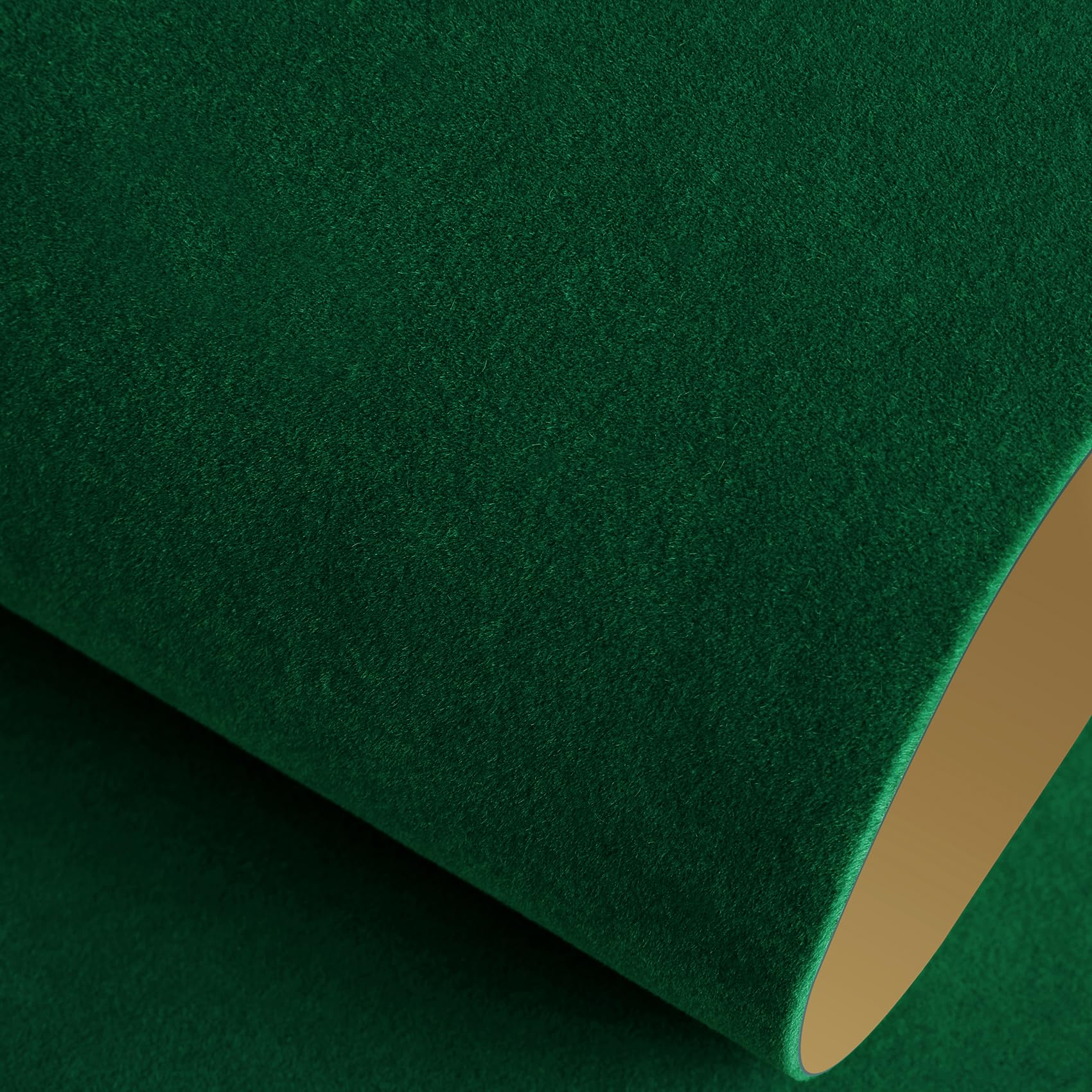 Papier peint vert émeraude adhésif pour relooker une étagère