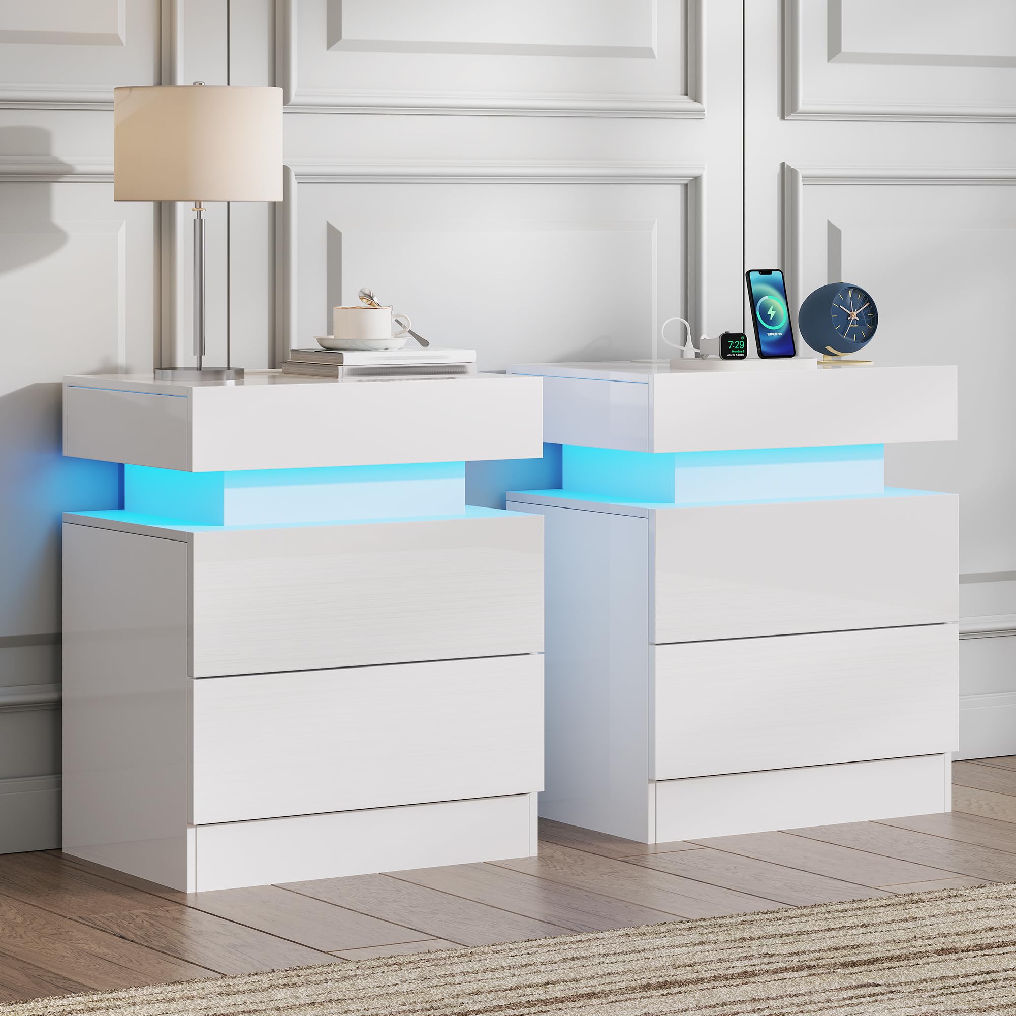 LUXOAK - Set di 2 comodini brillanti con LED e stazione di ricarica - Comodino moderno con 2 cassetti - Tavolino bianco per camera da letto e soggiorno - 58 x 40 x 35 cm