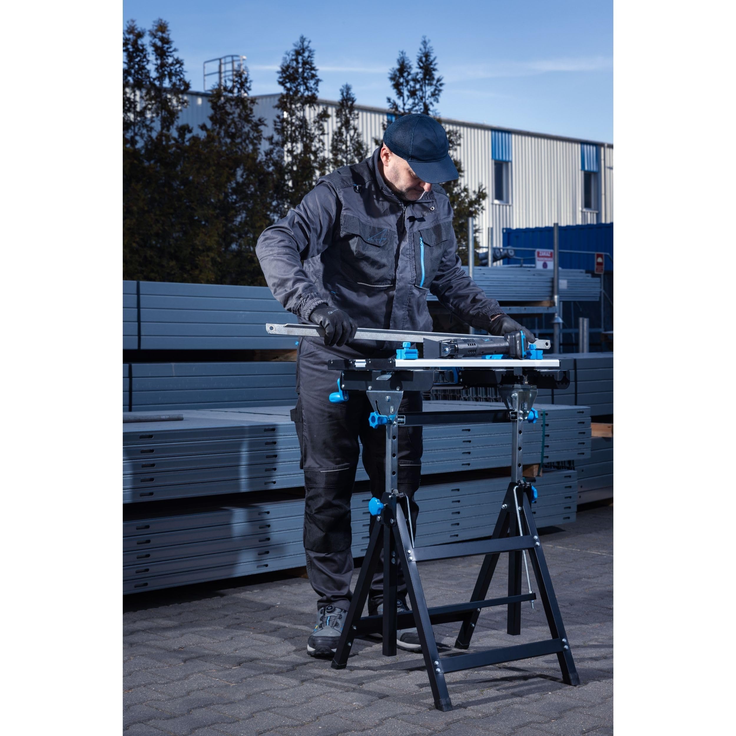 HÖGERT TECHNIK – Klappbarer, höhen- und neigungsverstellbarer Werkstatttisch 600x570x770–1070 mm mit Aluminiumplatte, Spannbacken, Winkelverstellung und Maßskala