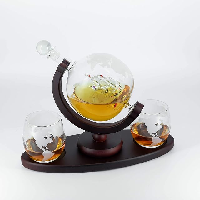 Spieringstore Globe Whiskey Decanter 1050ML Set with Longer Pedestal | Dark Mahogany Wood Holder |with Funnel | 2 Glasses | Artisan Crafted Rum Whisky Carafe | Drink Present Dad Gift