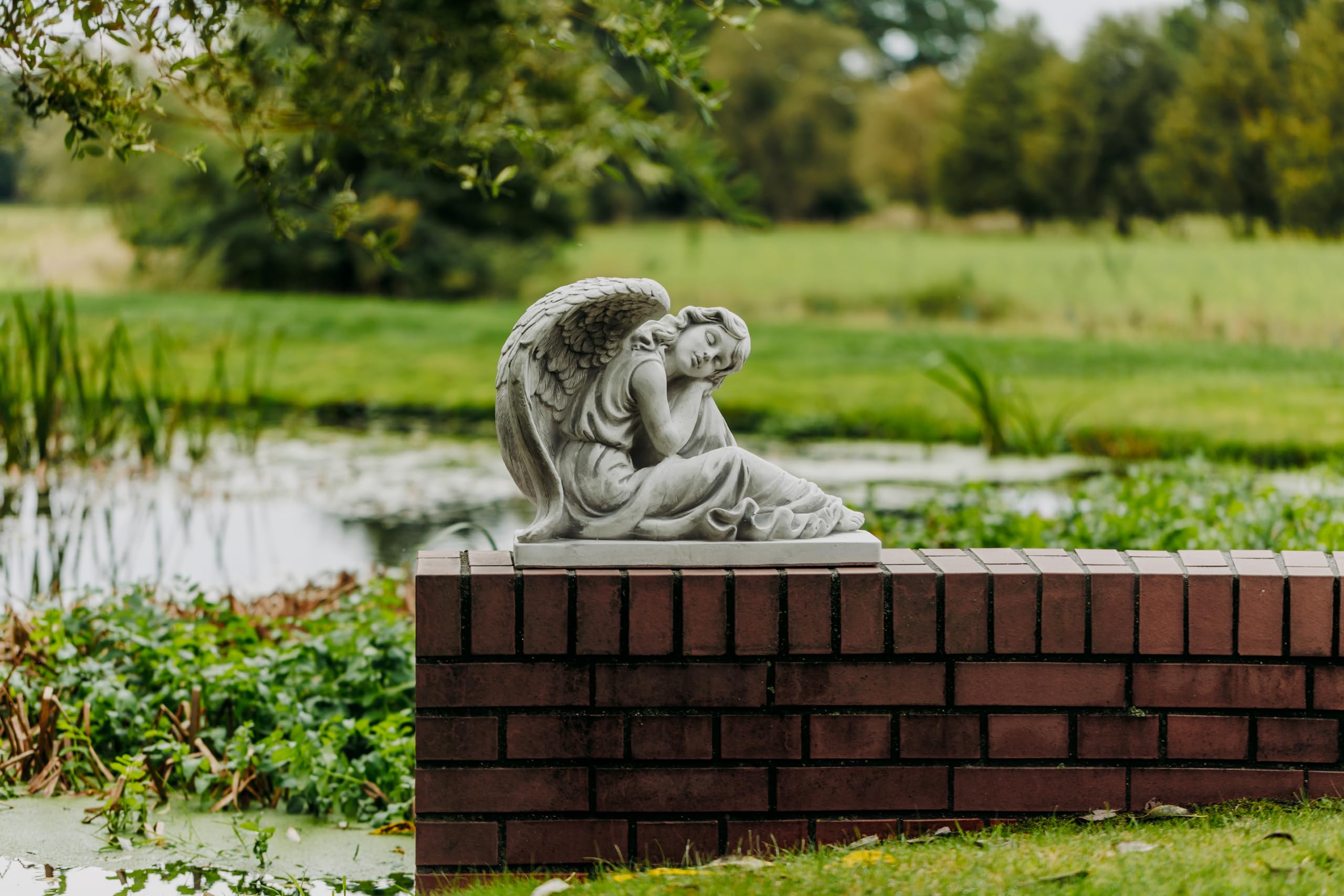 gartendekoparadies.de Engel Statue auf einem Sockel, Steinfigur, Grau, Frostsicher aus Steinguss für Außenbereich, H. 42 cm, 45 kg