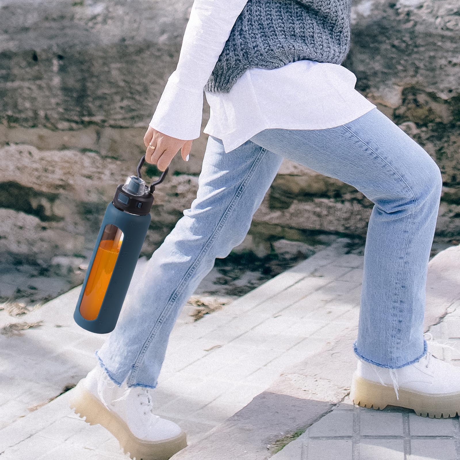 BLUEGO 900ml Bottiglia d'acqua in vetro con manico e cannuccia con manicotto in silicone per sport da palestra all'aperto Bottiglia d'acqua motivazionale a prova di perdite, Azzurro