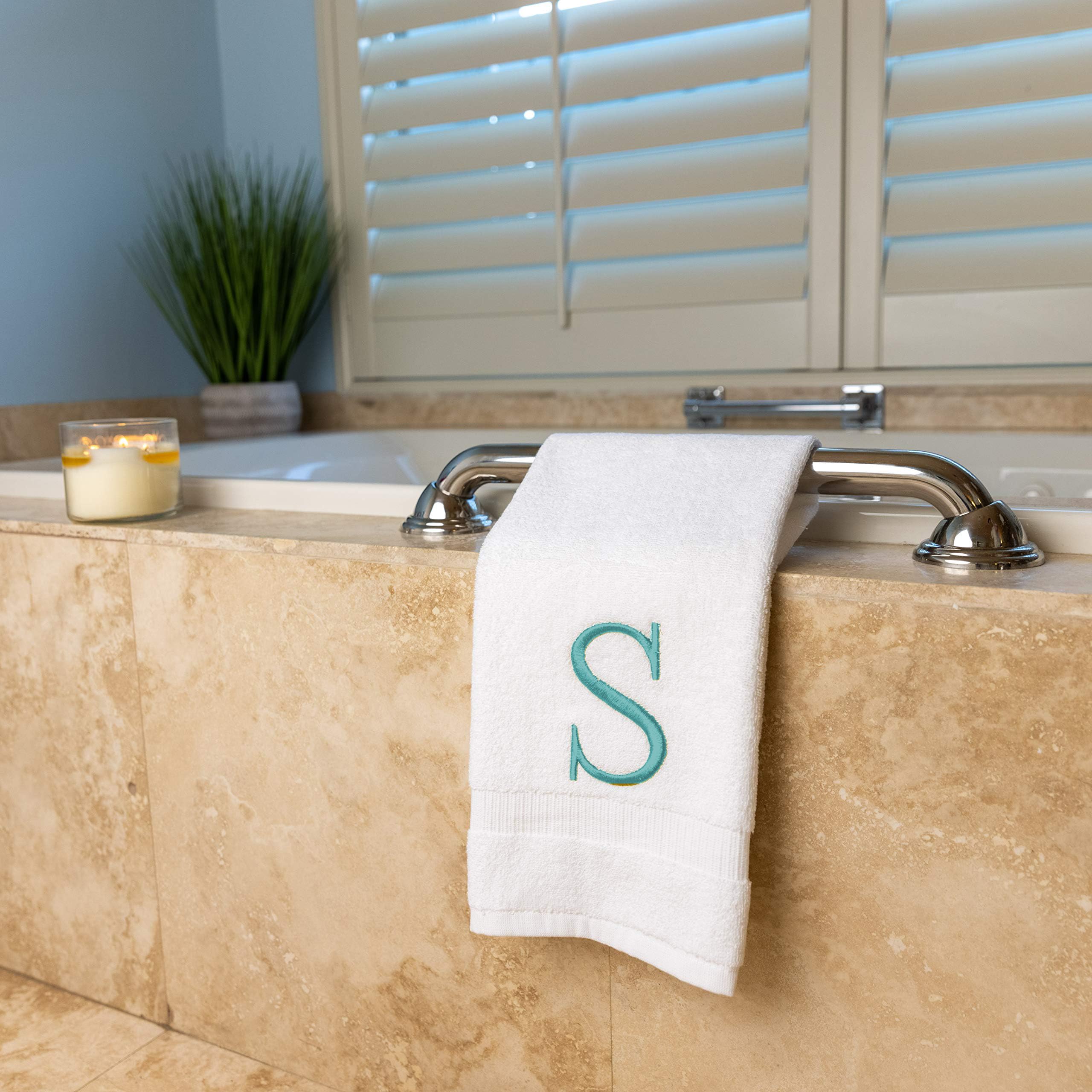 Toalla de mano con letra verde azulado para baño, toalla bordada decorativa de calidad de hotel con monograma inicial para tocador, spa, certificado orgánico GOTS, juego de 2 letras S