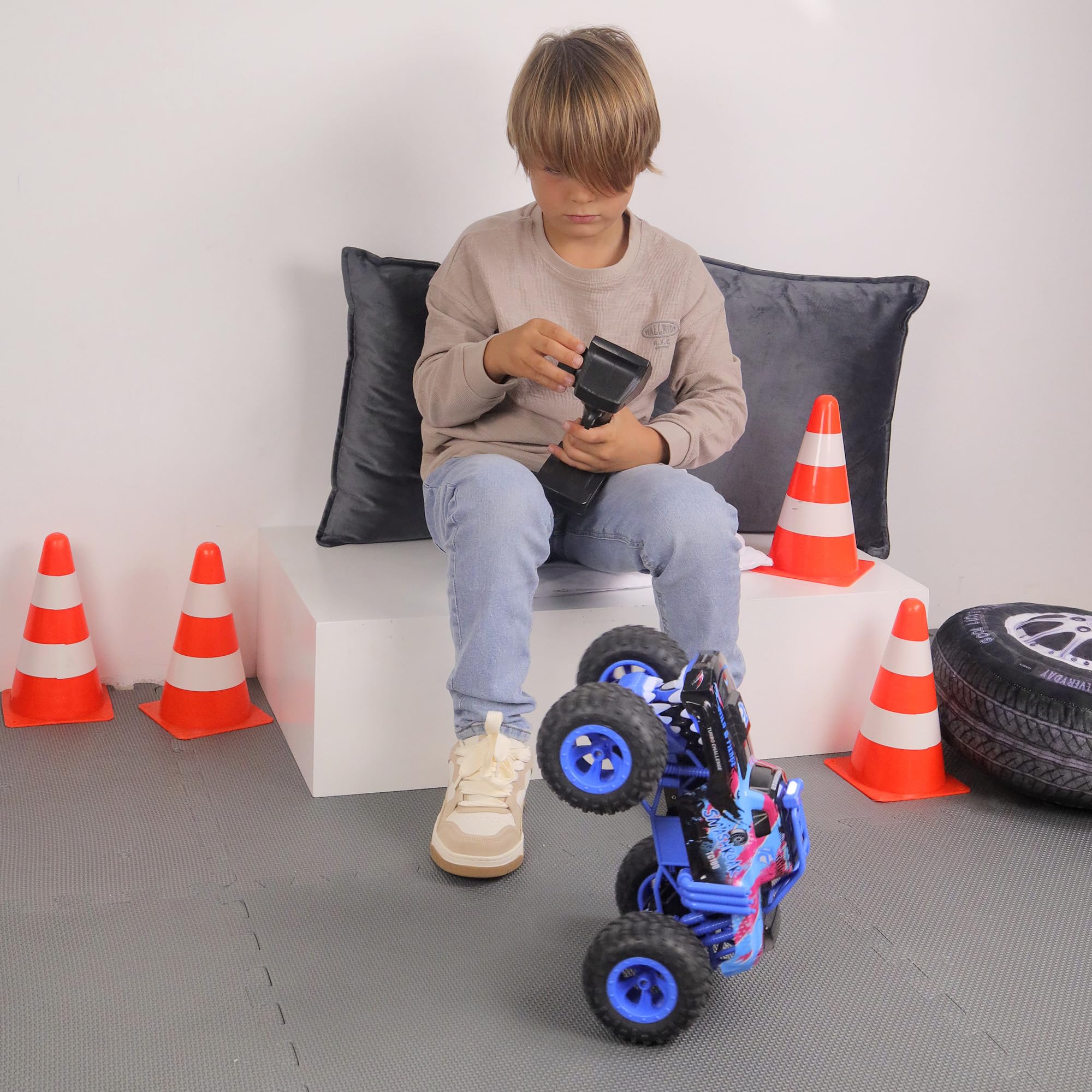 TURBO CHALLENGE - Turbo Roar 100 - Cascade - 1/12-095360 - Voiture Télécommandée - Bleu - Prêt à Rouler - Option Fumée - Batterie Rechargeable et Piles incluses - Plastique - À Partir de 6 Ans