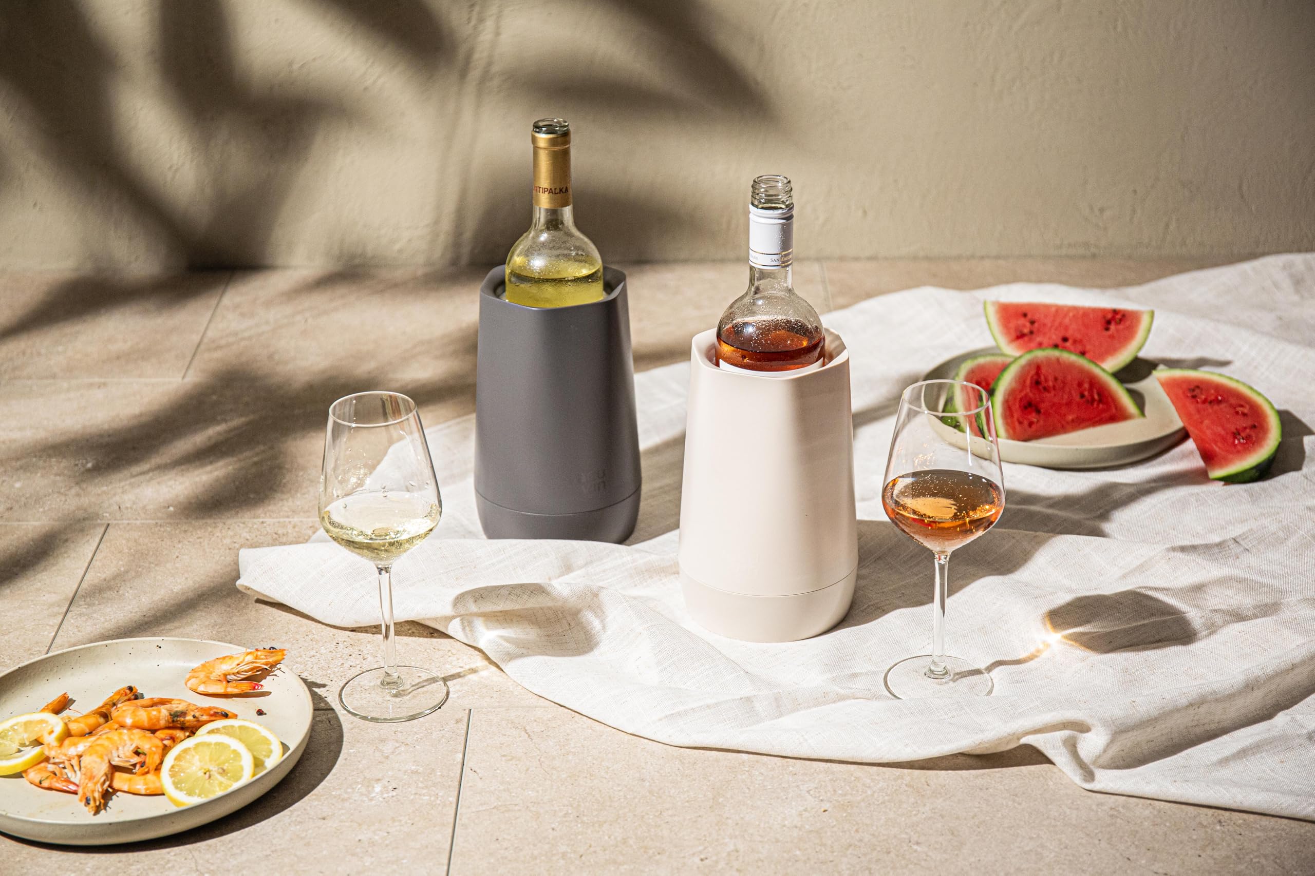 Vacu Vin Host Weinset - Sand (4-teilig) - Geschenkwürdiges Weinzubehör-Set mit Kühler, Vakuumschoner, Twister-Korkenzieher & tropffreiem Servierteller - aus recyceltem Material