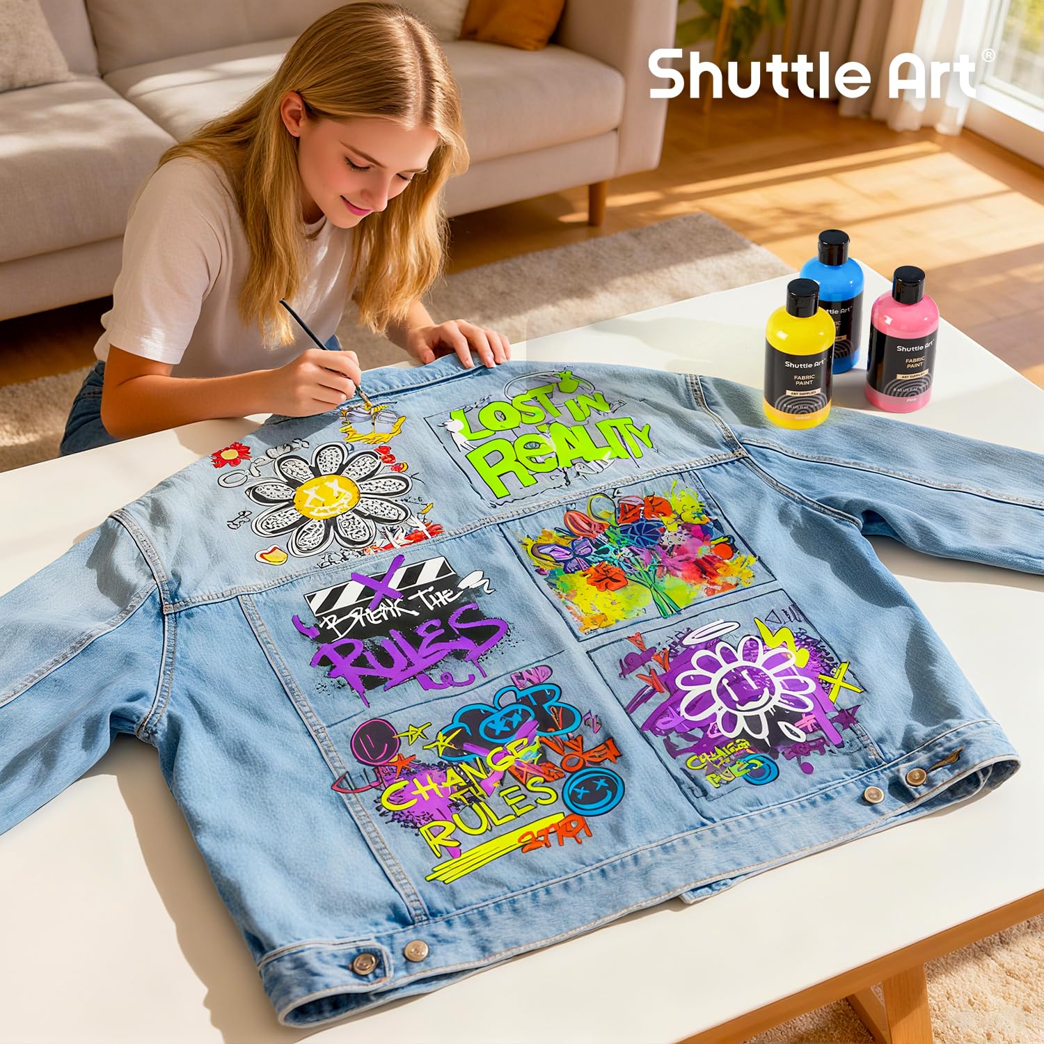 Shuttle Art Farba tekstylna nadaje się do prania w pralce, 18 odpornych na pranie farb do tkanin (po 250 ml) w butelkach z pędzlami, szablony, wodoodporne farby do tkanin dla dzieci na koszulkach
