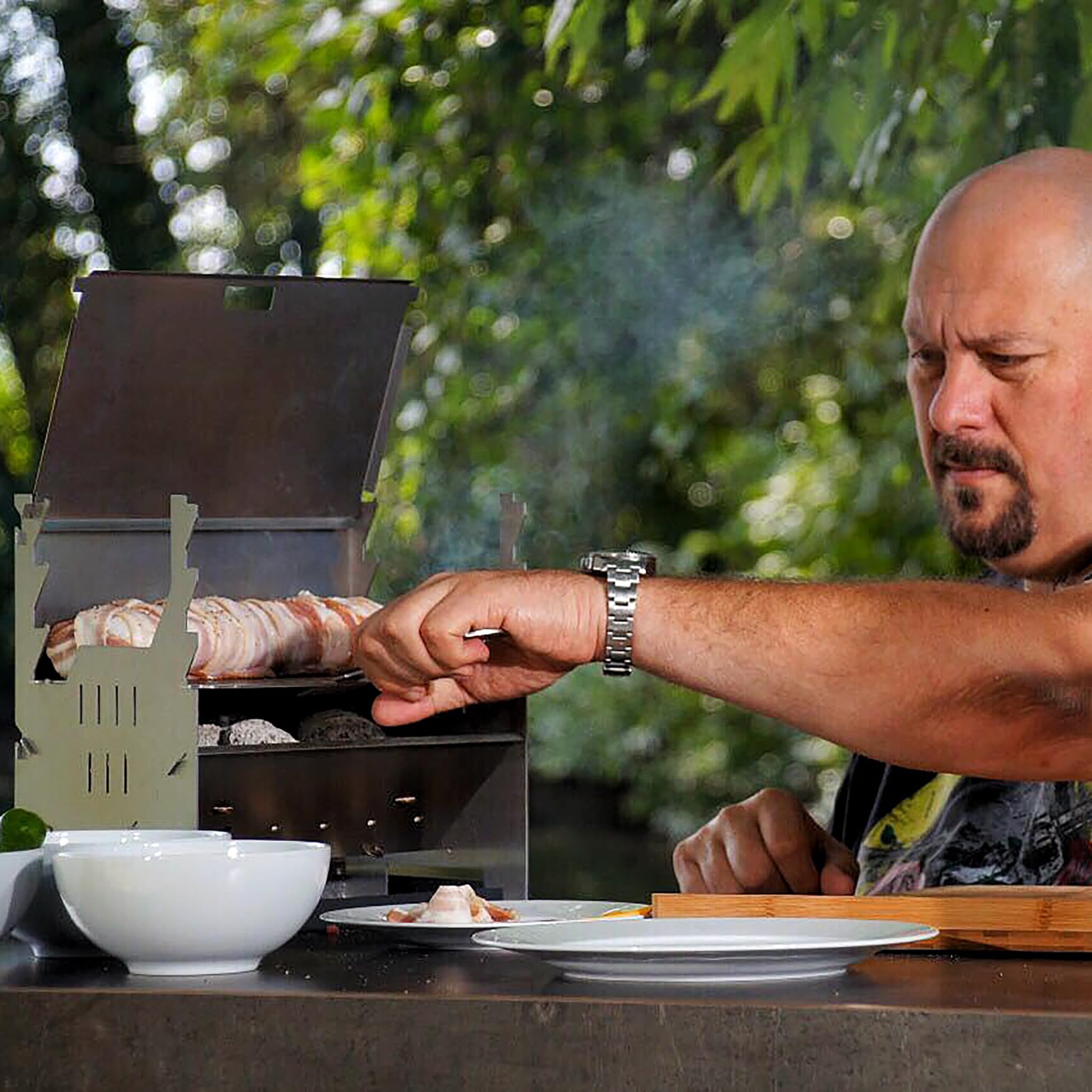 FENNEK Grill und Zubehör | Mobiler und steckbarer Holzkohle-Grill aus Edelstahl für Camping, Trekking, Vanlife, Garten und Outdoor Grill-Spaß | mit integriertem Kohlekamin | Made in Germany