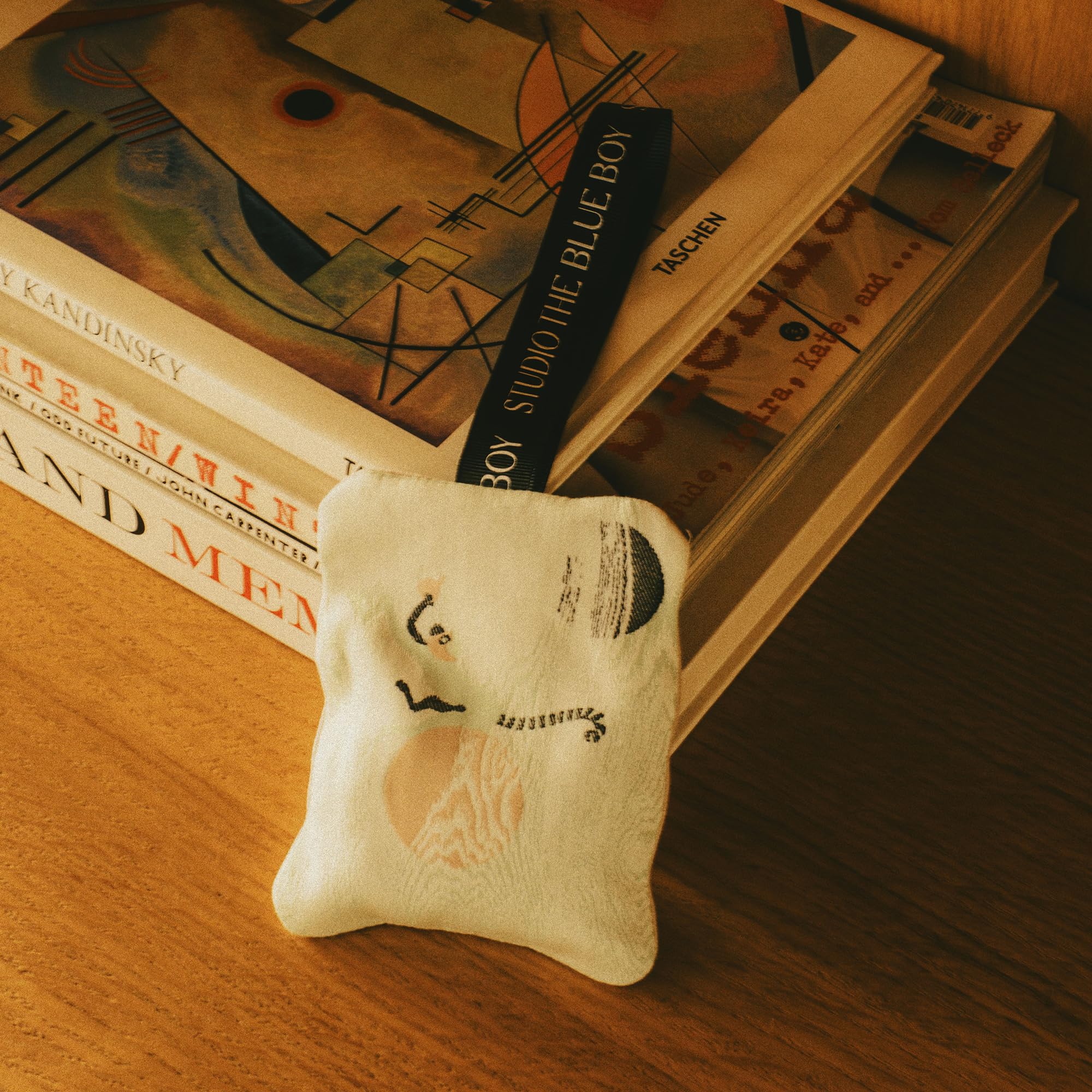 Amazon.co.jp: THE AMULET 
