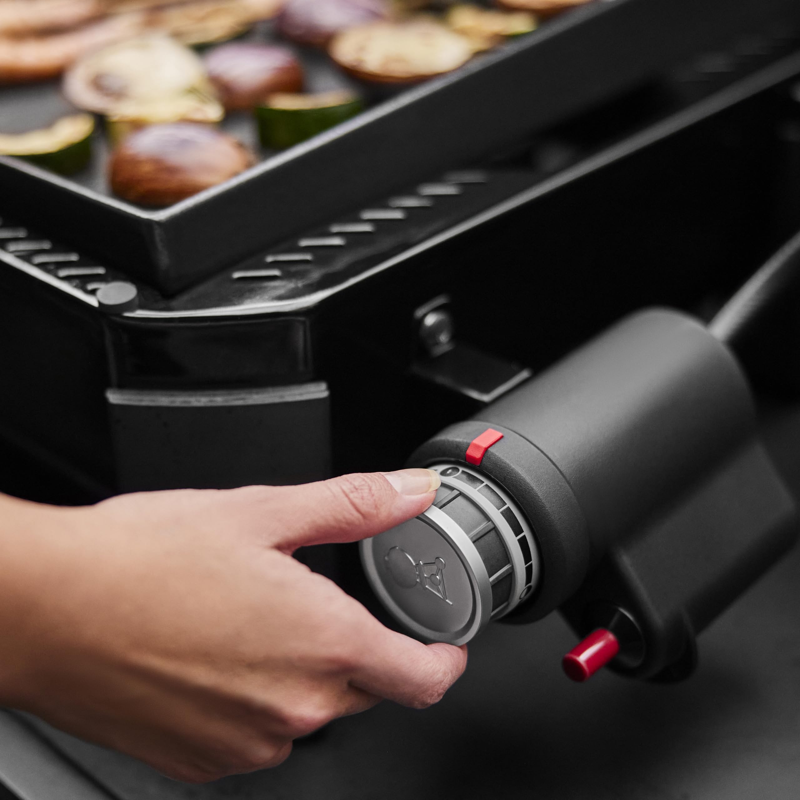 Weber Slate GP Tragbare Premium Gasgrillplatte | Gleichmäßige Hitze bis zum Rand, Bis zu 260 °C, Antihaft-Grillfläche (43 x 41 cm), Höhenverstellbare Füße, Schwarz