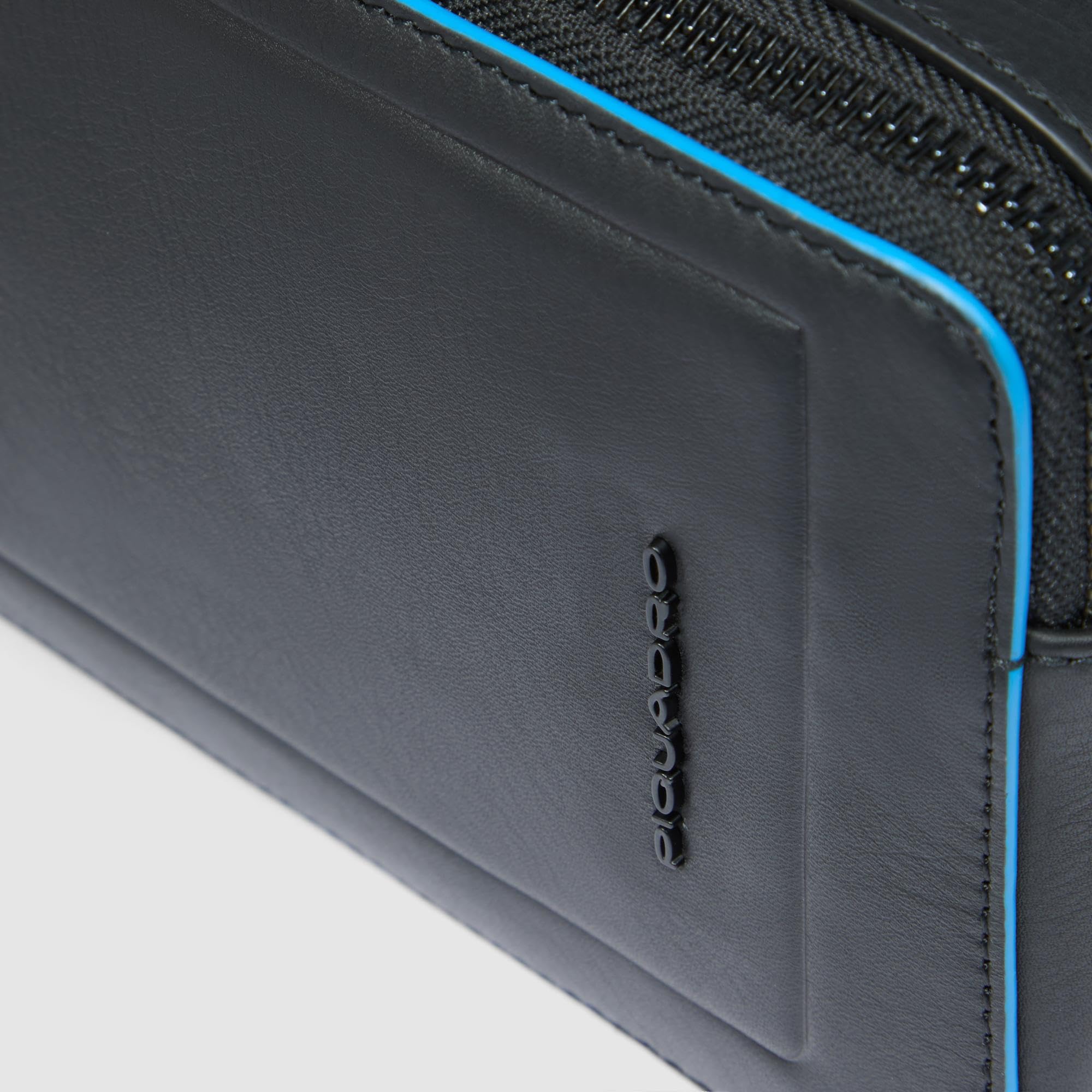 PIQUADRO – Pochette in Pelle – 2 Scomparti, Polsiera Rimovibile – Design Compatto – Colore Nero – Uomo