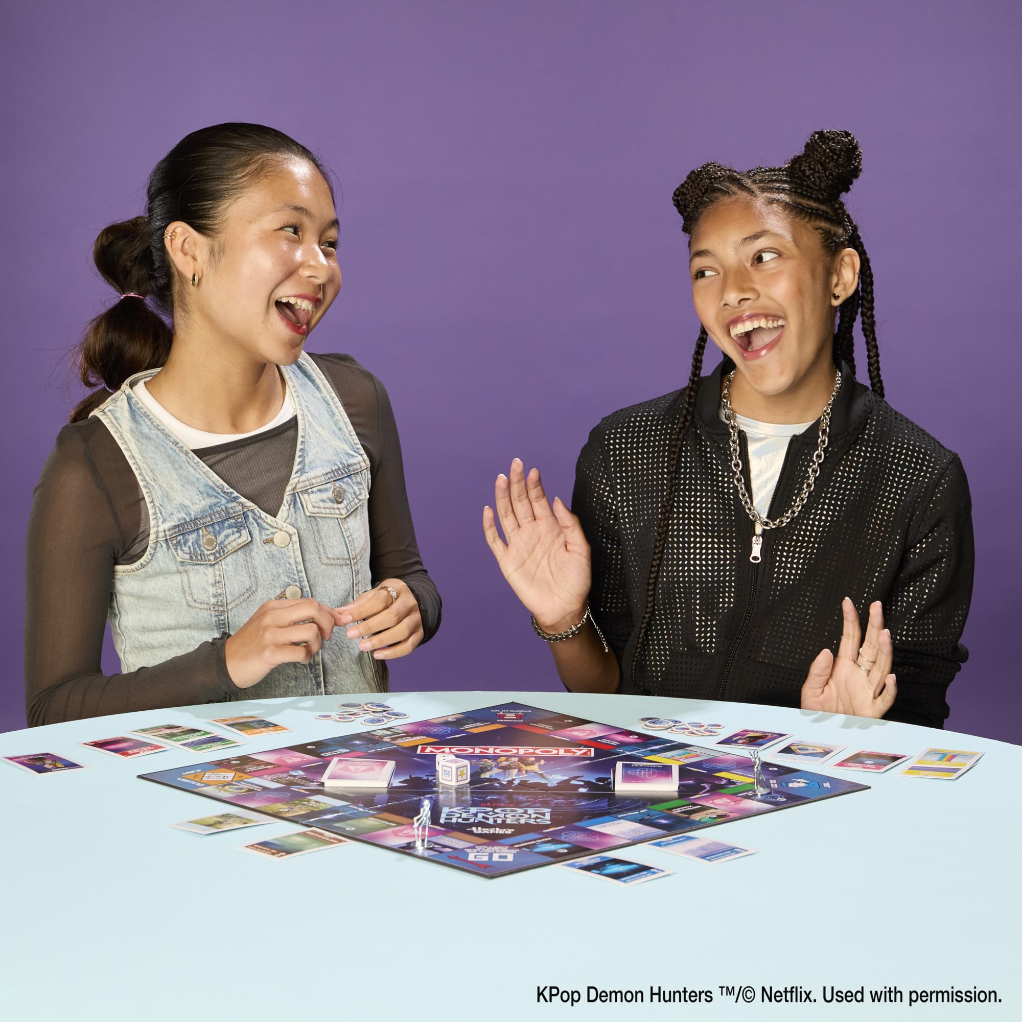 Monopoly: KPop Demon Hunters Edition Gioco di società | Giochi di famiglia per bambini, adolescenti e adulti | Regali divertenti per bambini | 2-6 giocatori | dai 8 anni in su | Versione inglese