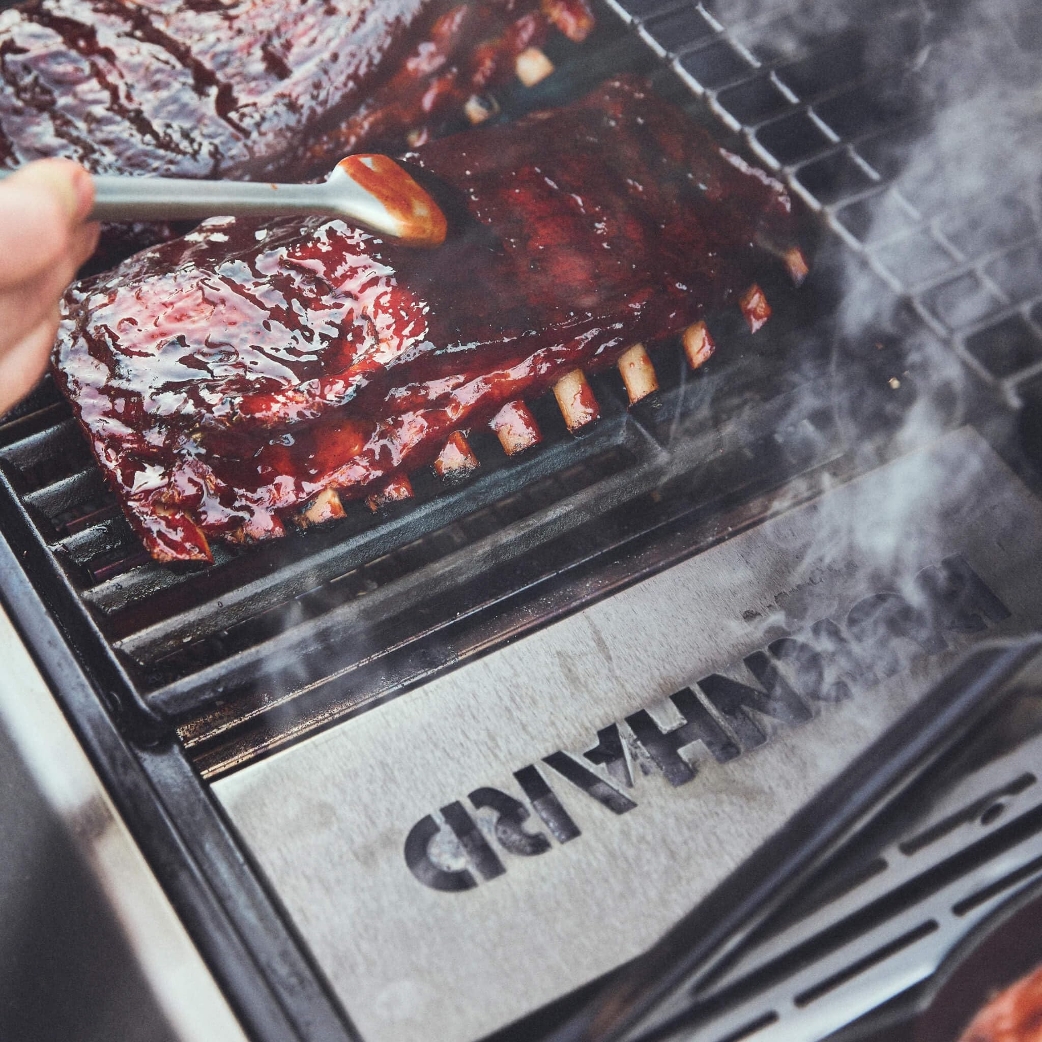 BURNHARD® Smokerbox für Gasgrill, Edelstahl, passgenau für W-Shape Flavor Bars, intensives Raucharoma, für Räucherchips & Pellets, spülmaschinengeeignet, wiederverwendbar – FRED Series 4 Smokebox
